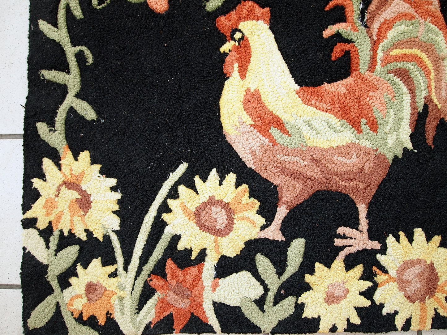 Vintage primitive American hooked rug in original good condition. The rug has been made in the middle of 20th century in wool.