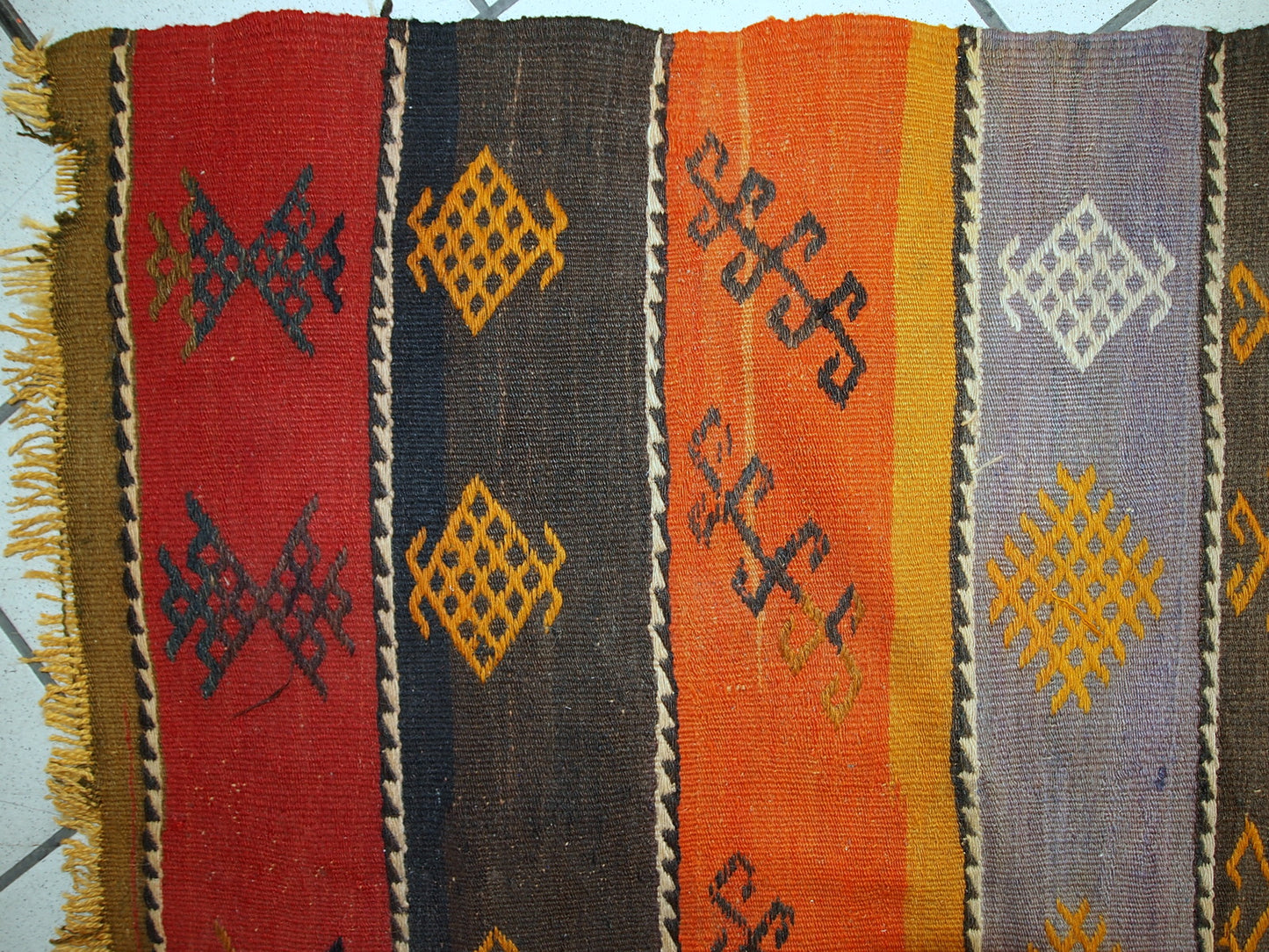 Hand made vintage Persian Sumak flat-weave rug. It is in original good condition from the middle of 20th century.