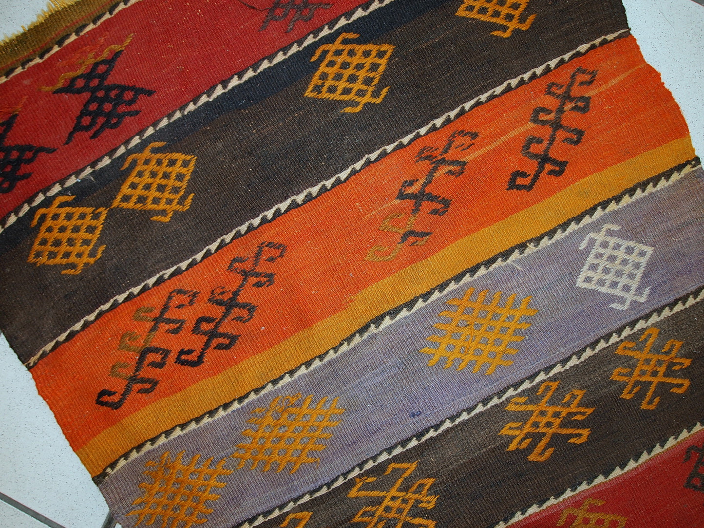Hand made vintage Persian Sumak flat-weave rug. It is in original good condition from the middle of 20th century.