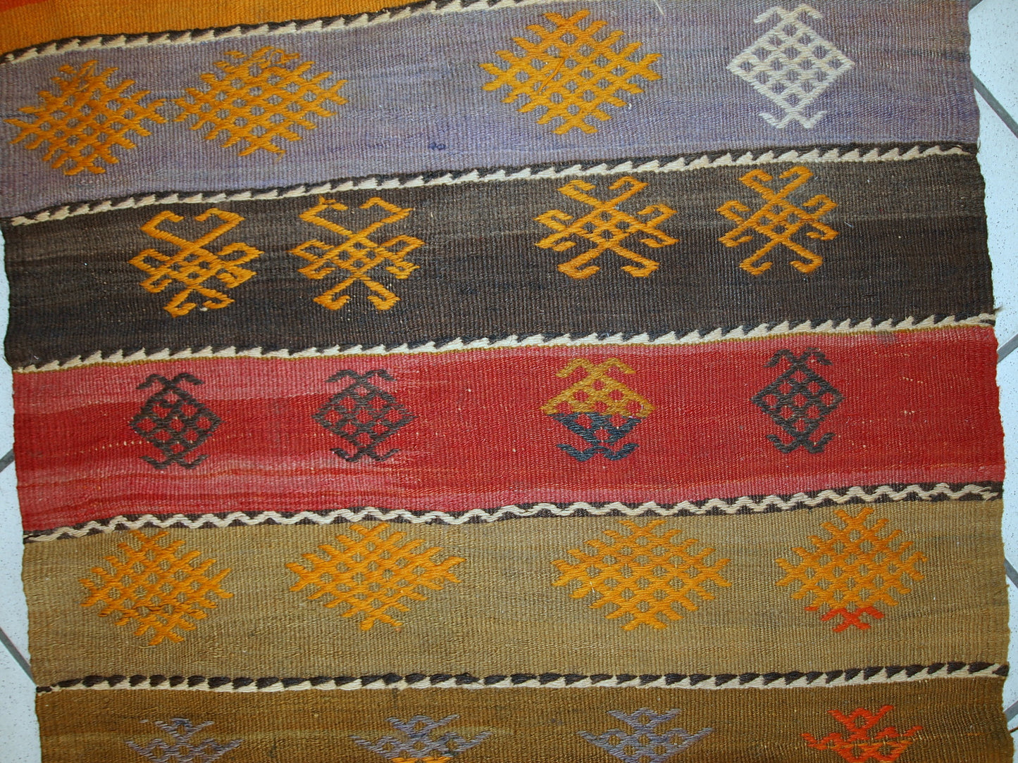 Hand made vintage Persian Sumak flat-weave rug. It is in original good condition from the middle of 20th century.