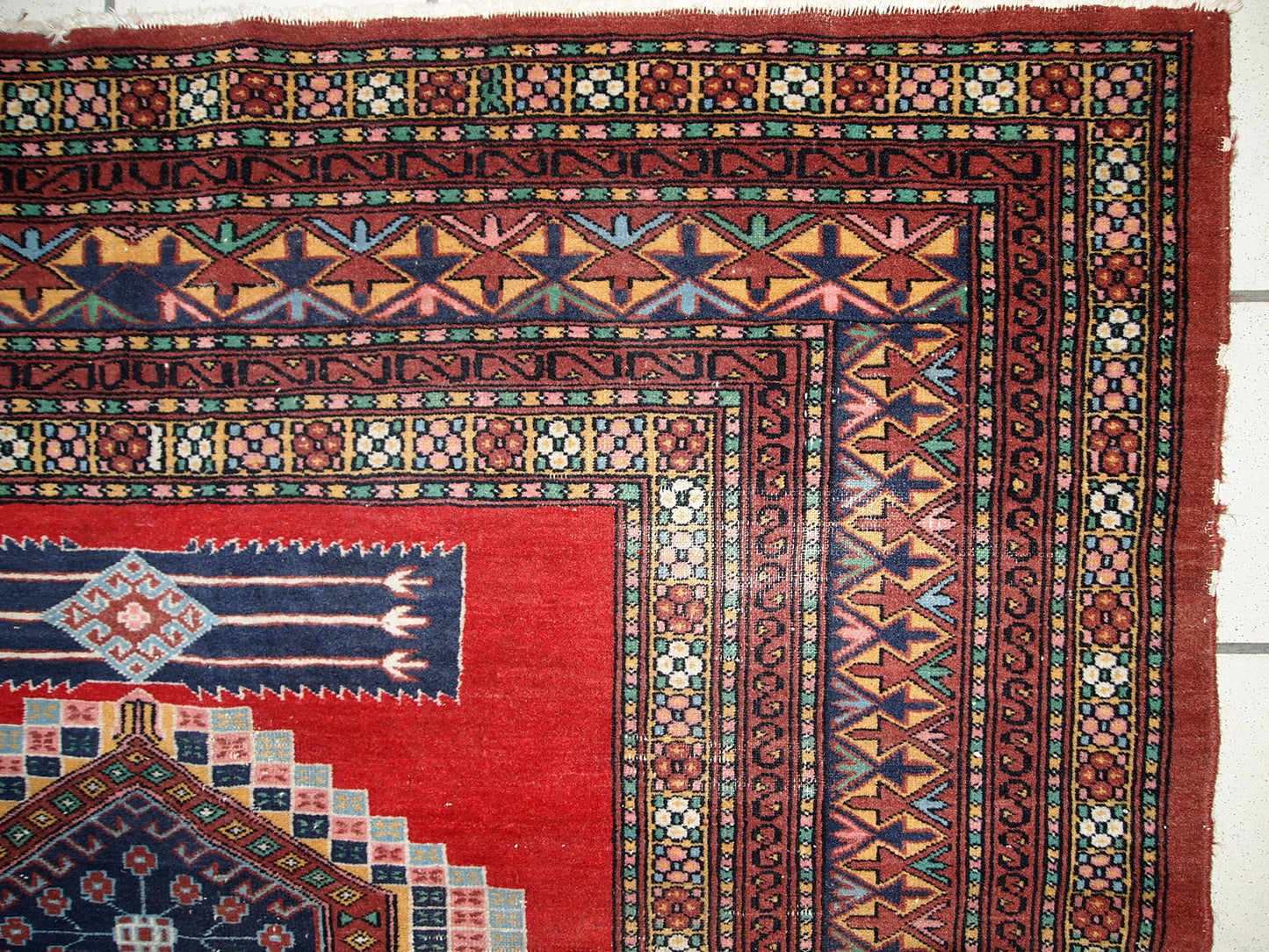 Handmade vintage distressed Uzbek Bukhara rug 4.2' x 6.5' (128cm x 199cm) 1960s - 1C615
