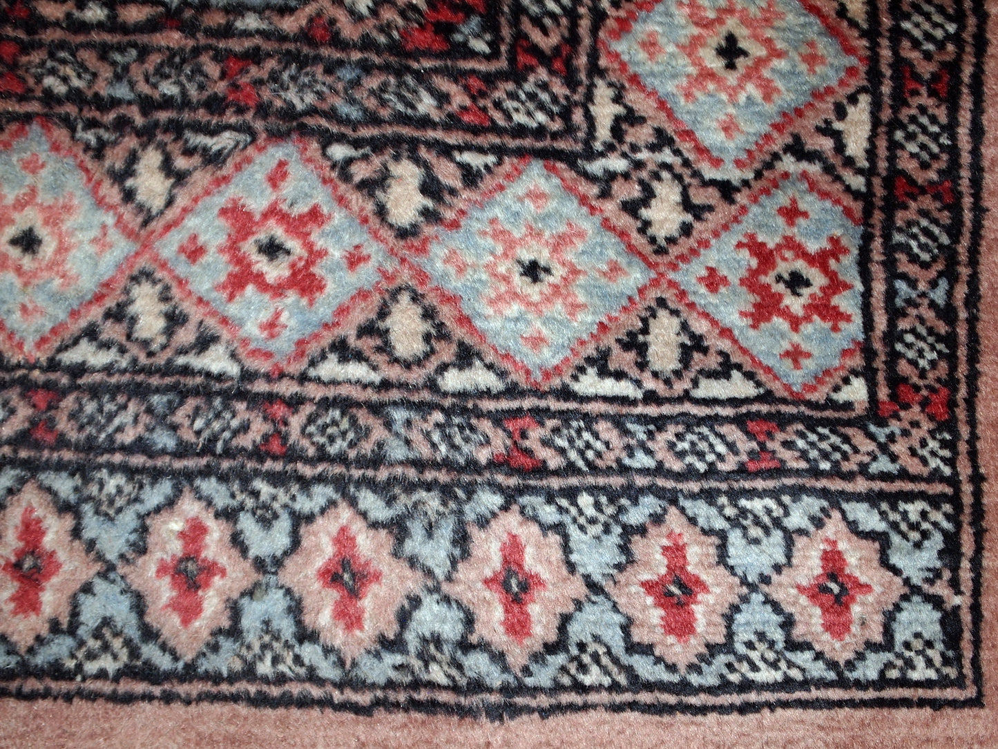 Handmade vintage Uzbek rug in pink and sky blue wool. It has been made in the middle of 20th century in Central Asia.