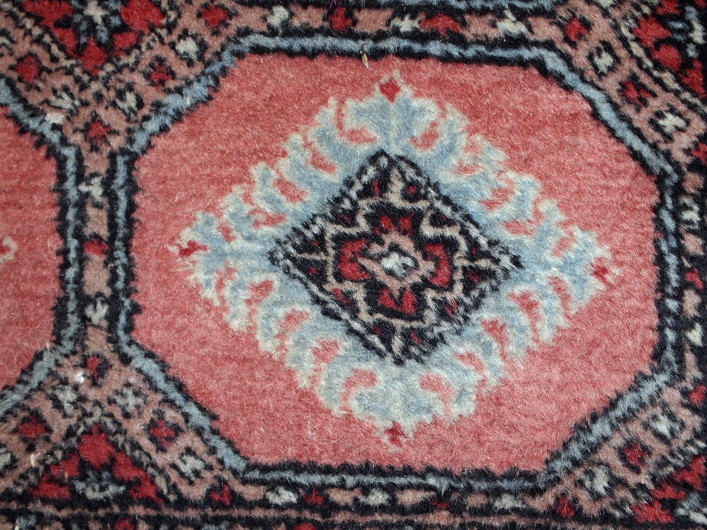 Handmade vintage Uzbek rug in pink and sky blue wool. It has been made in the middle of 20th century in Central Asia.
