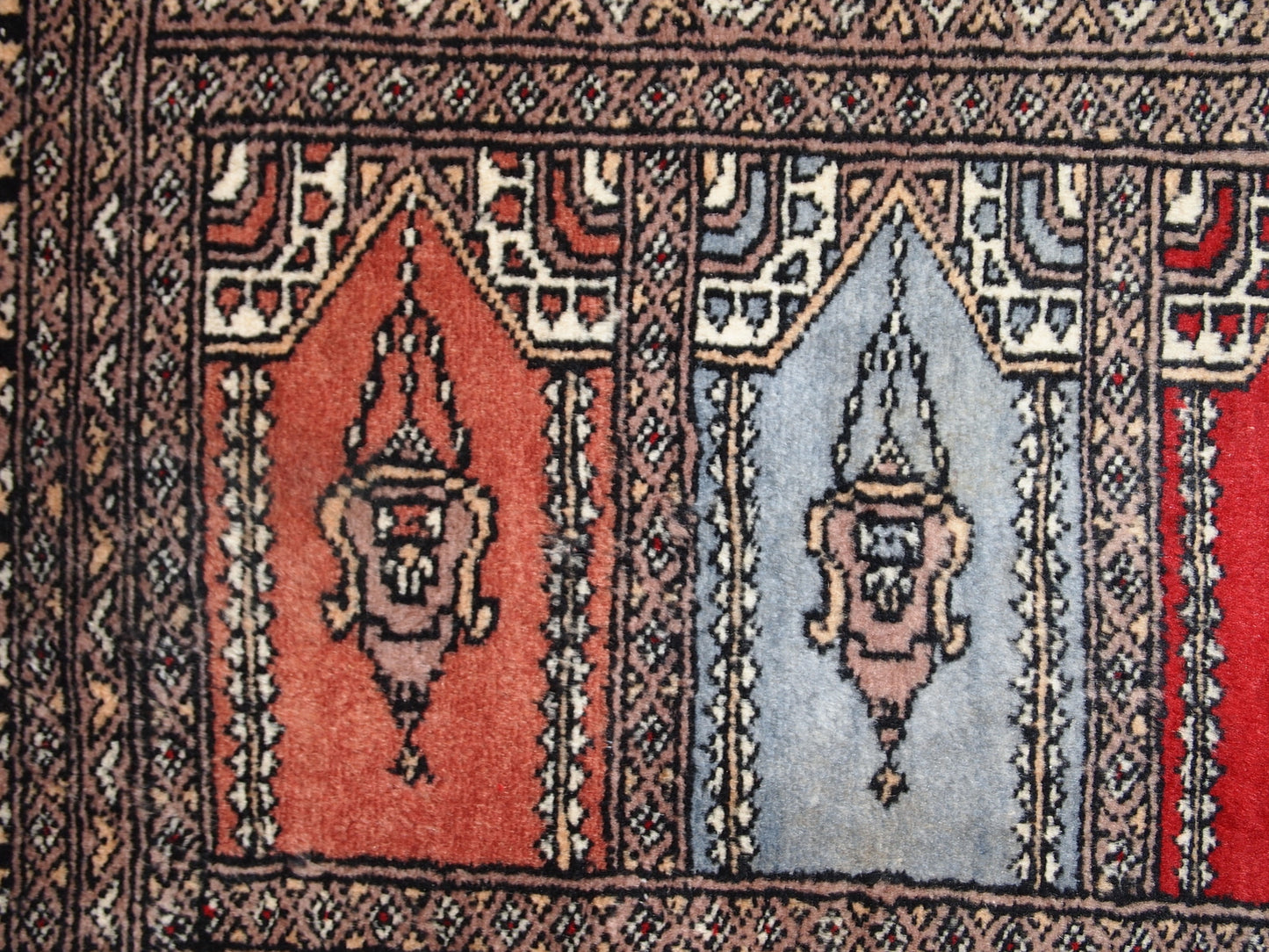 Handmade vintage small rug from Uzbekistan for praying. It is in original good condition from the end of 20th century.