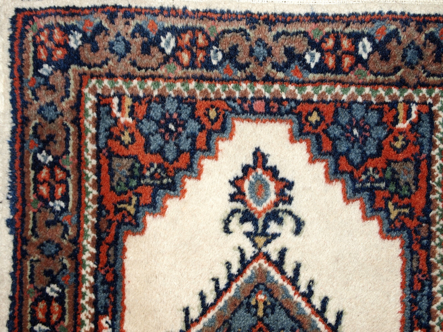 Handmade vintage Hamadan rug in white, red and olive shades. The rug is in original good condition from the end of 20th century.