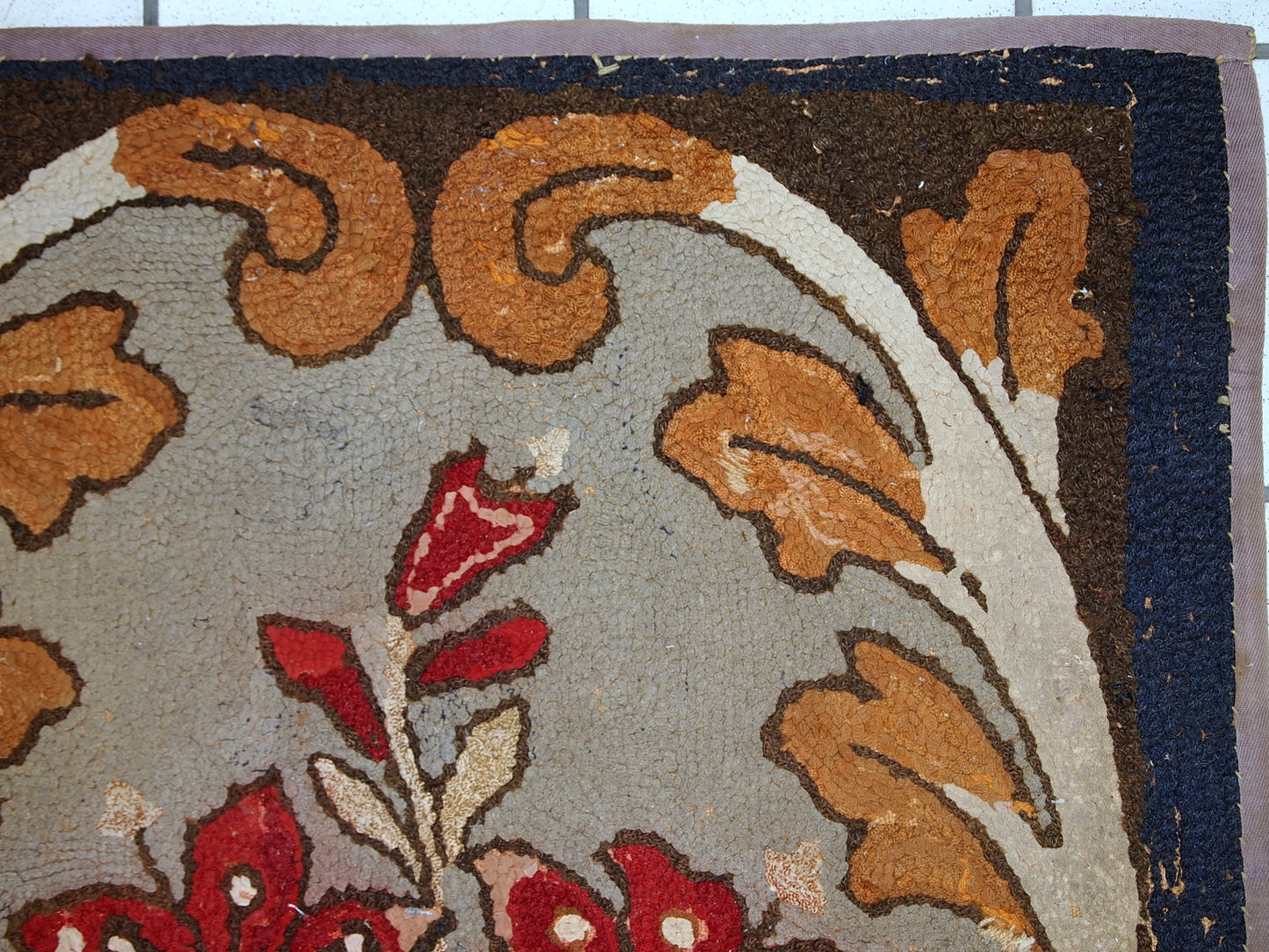 Handmade antique American Hooked rug in floral design. The rug has been made in the beginning of 20th century in USA. It is in original condition, has some signs of age.