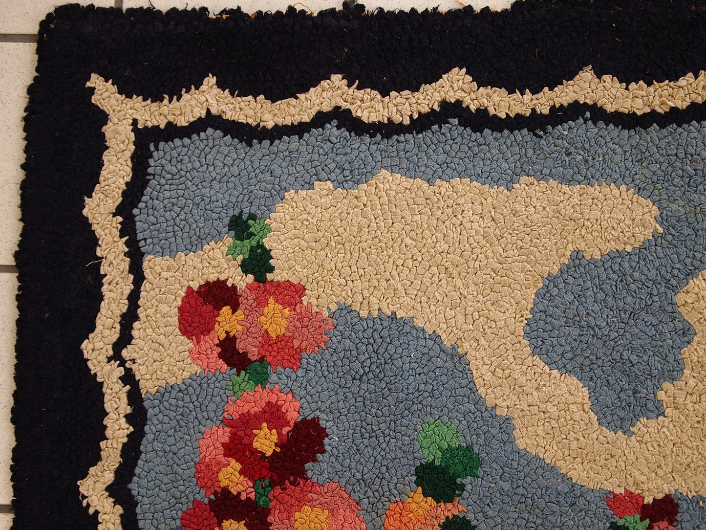 Handmade antique American hooked rug in pictorial design. The rug is from the beginning of 20th century in good condition.