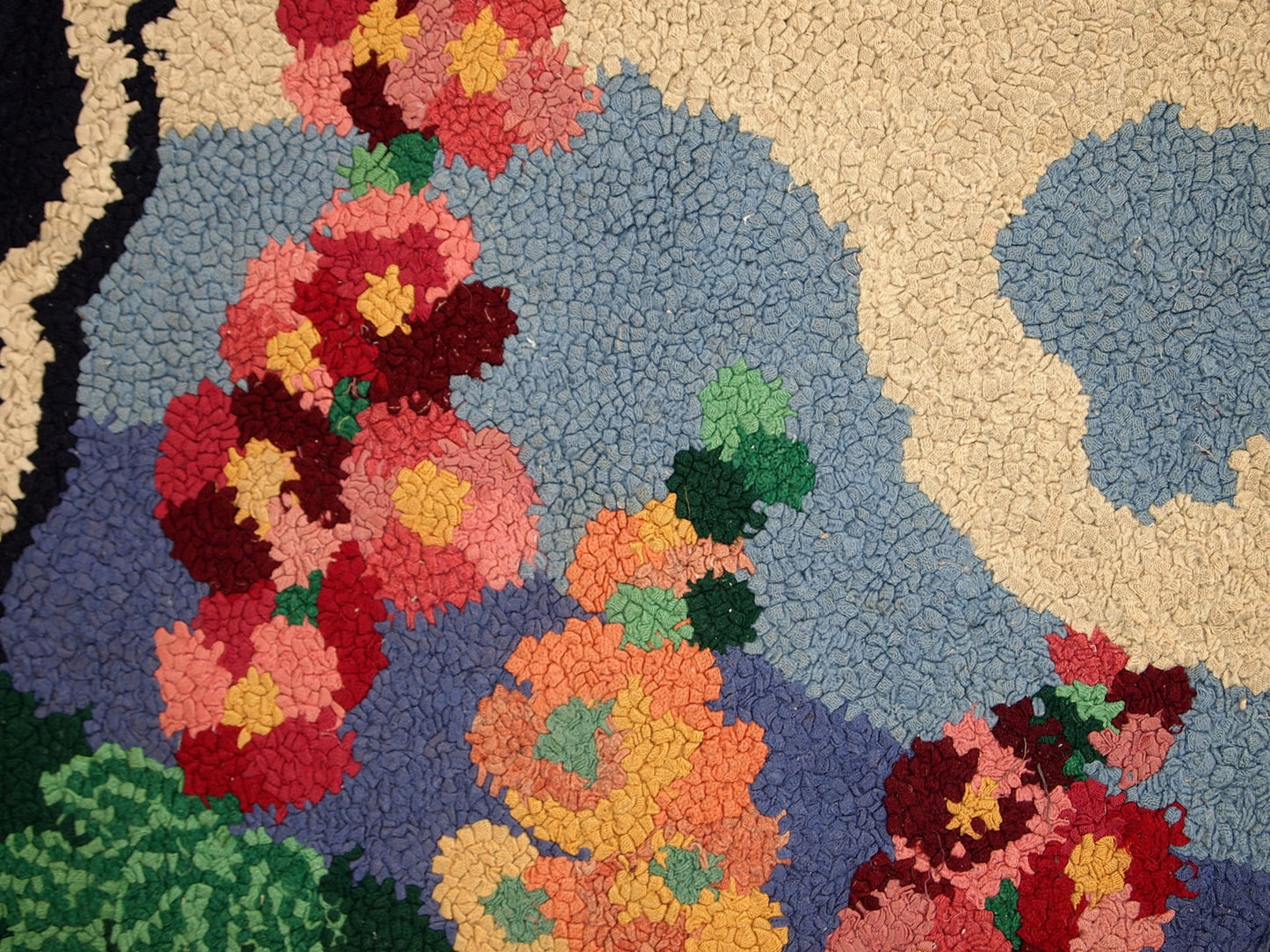 Handmade antique American hooked rug in pictorial design. The rug is from the beginning of 20th century in good condition.