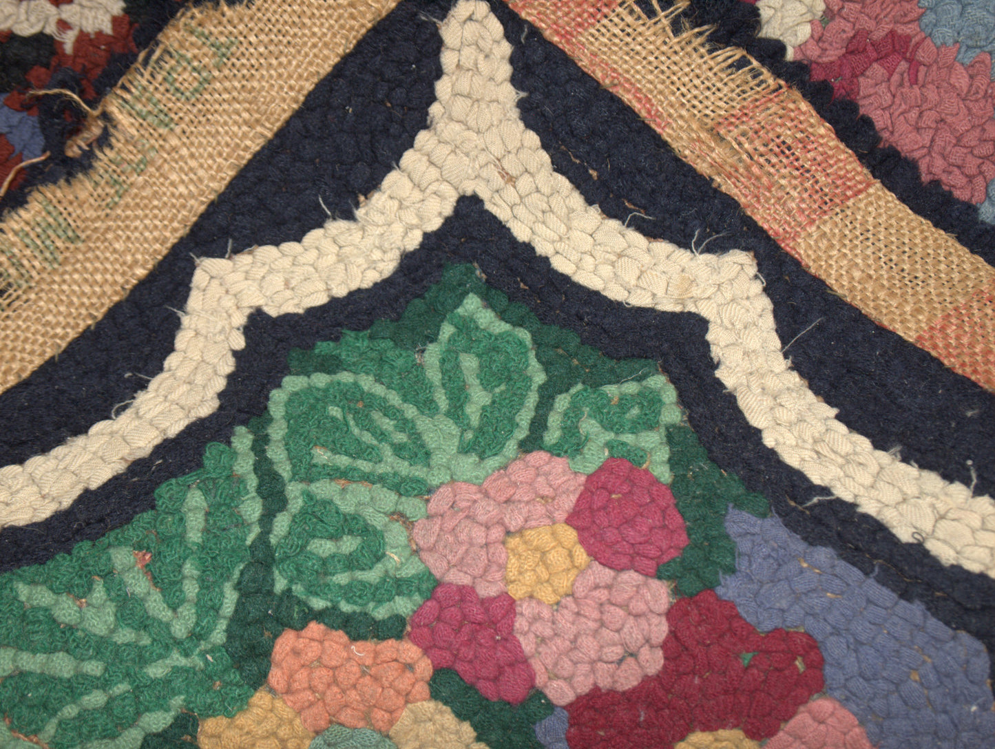 Handmade antique American hooked rug in pictorial design. The rug is from the beginning of 20th century in good condition.