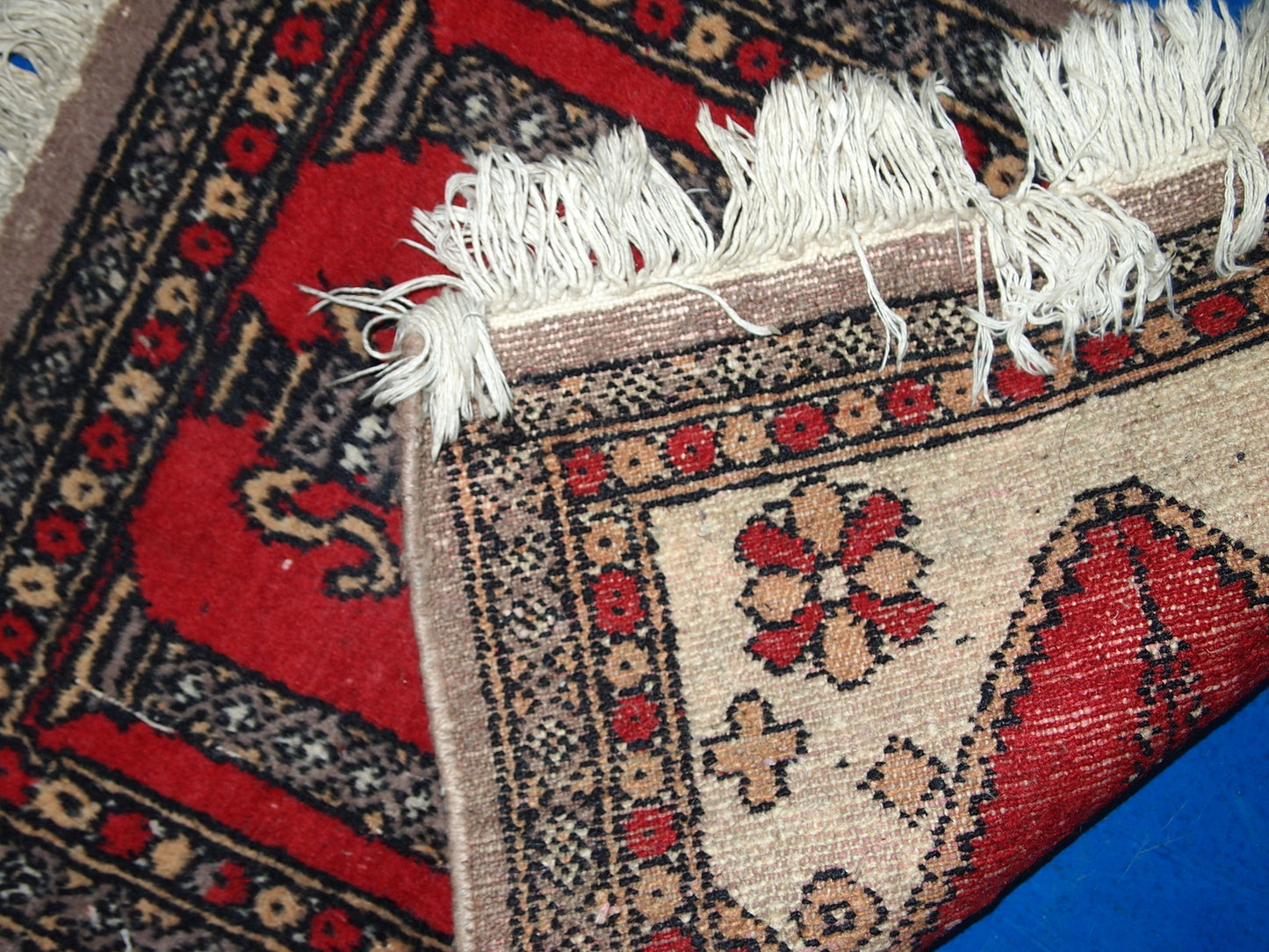 Vintage handmade Pakistani Lahore praying rug in original condition, it has some low pile. The rug is from the middle of 20th century.