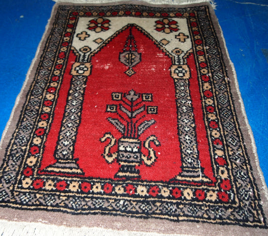 Handmade vintage Pakistani Lahore prayer rug 1950s
