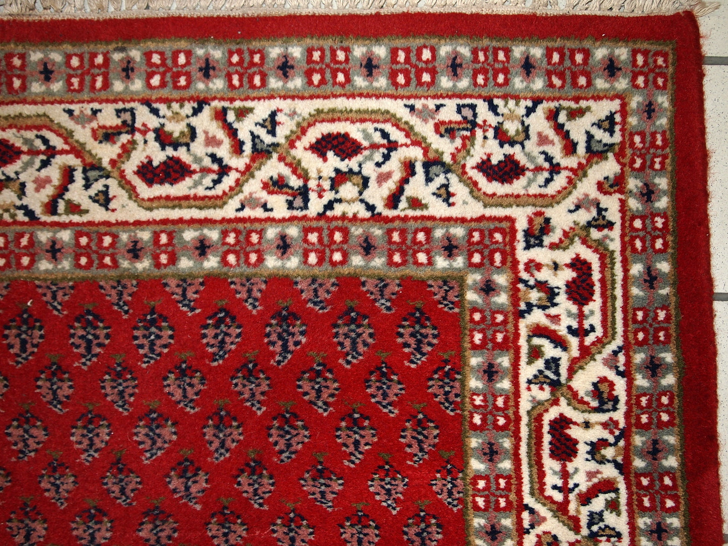 Vintage handmade Indo-Seraband rug from the end of 20th century. The rug is in original good condition. It is in traditional classic design.