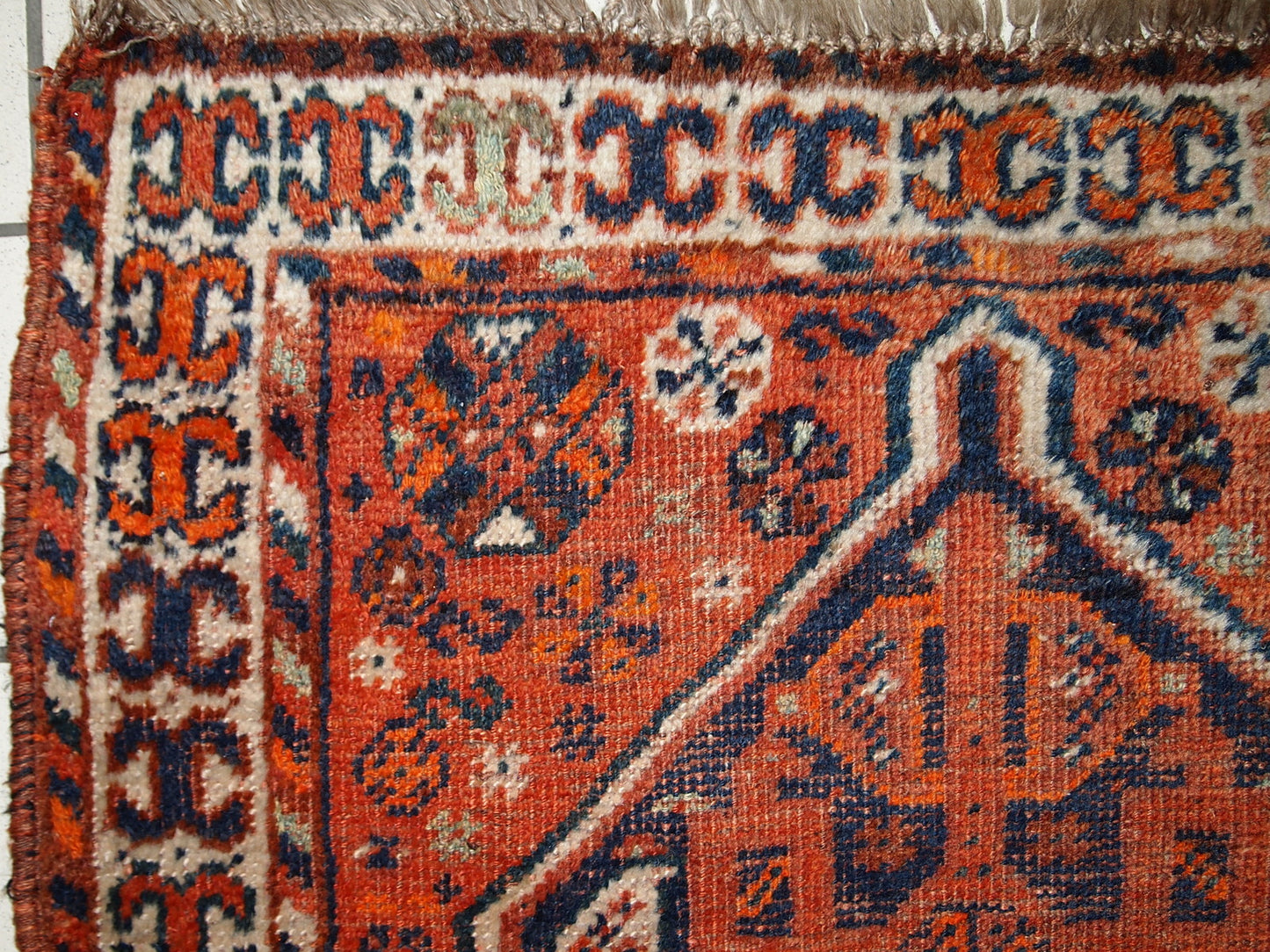 Tapis shiraz persan ancien fait main aspect usé 87 cm x 114 cm (2,8' x 3,7') années 1900 - 1C810