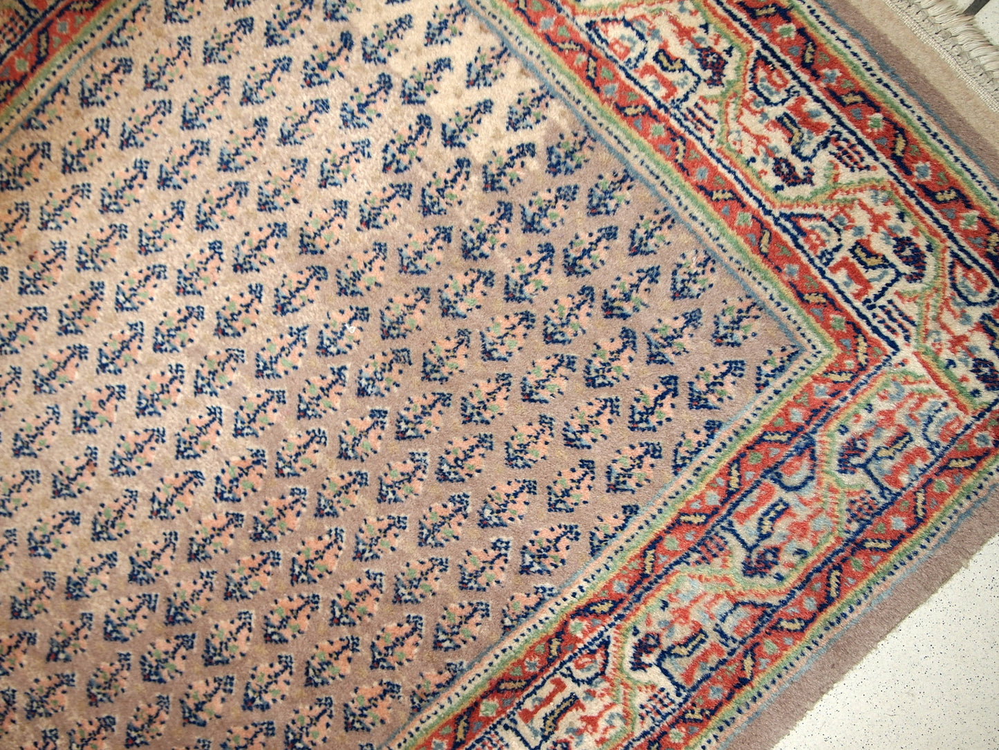 Handmade vintage Indian Seraband runner in original condition, it has some age discolorations. The rug is from the end of 20th century.