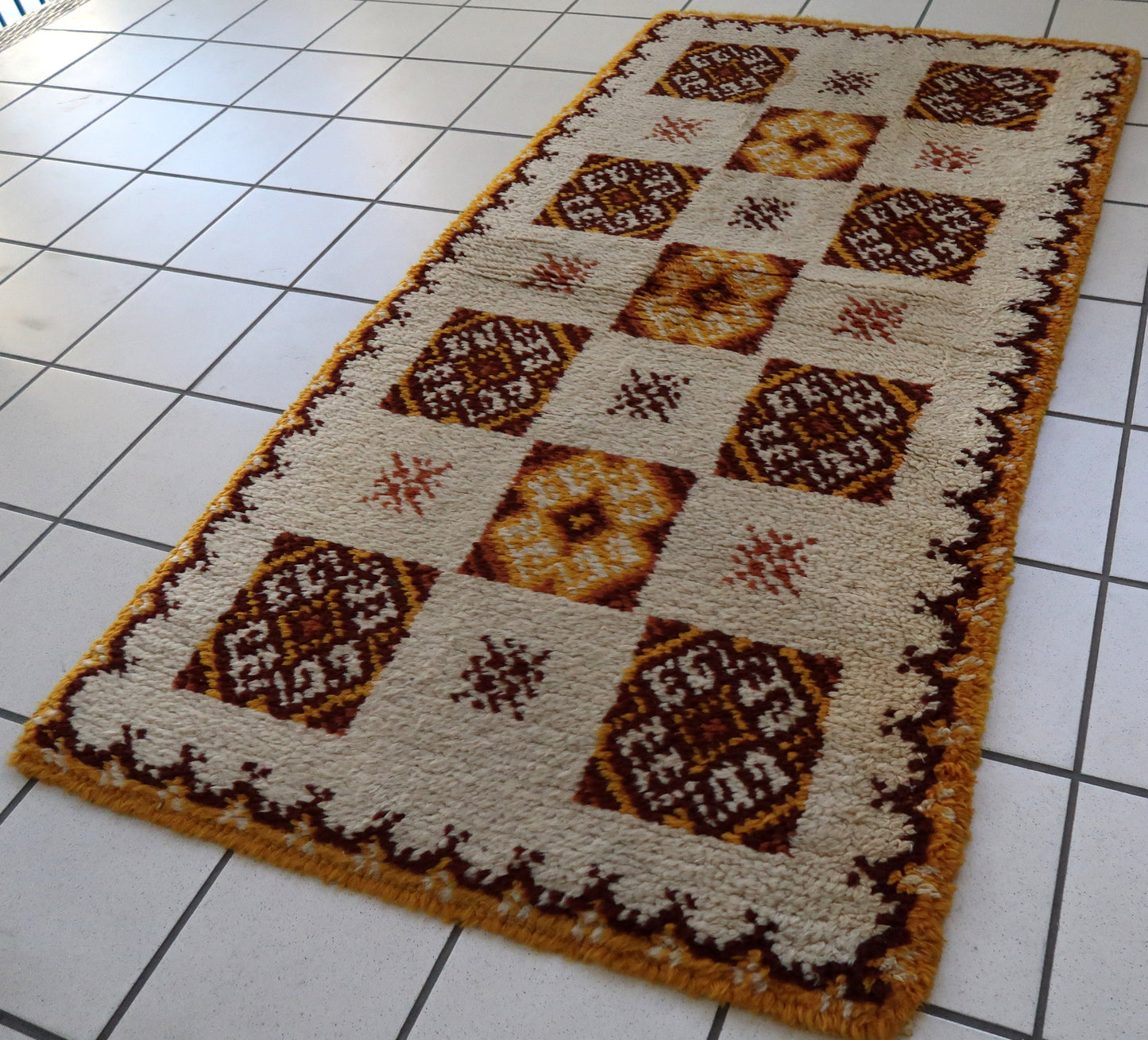 Tapis Savonnerie français vintage 77cm x 146cm (2'5" x 4'8") années 1960 - 1C817