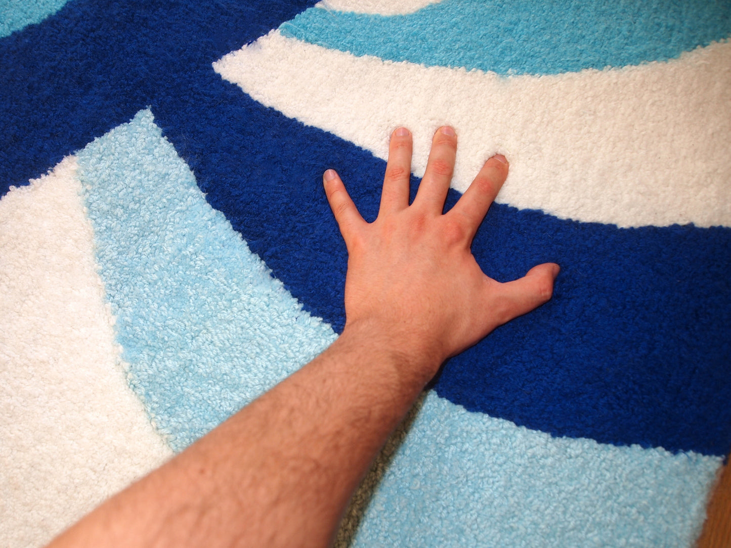 Tapis tufté main ORA contemporain français 2,4 x 4,7' (74cm x 143cm), 2021 - 1C827