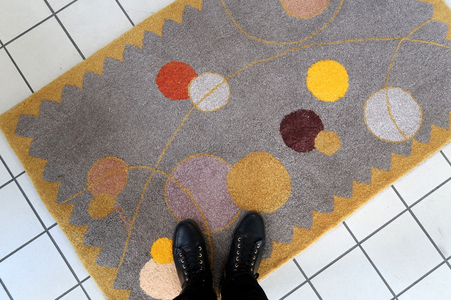 Tapis français ORA contemporain tissé à la main, 91 cm x 145 cm (3' x 4,7'), 2021 - 1C834