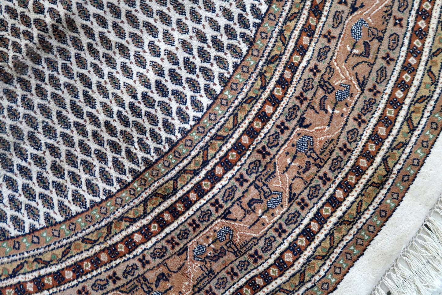 Handmade vintage Indian Seraband round rug in original condition, has some sign of age. The rug has been made in wool in the end of 20th century.