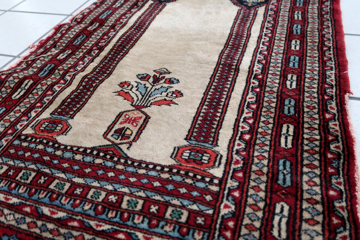 Handmade vintage Pakistani Lahore rug in prayer design. The rug is from the end of 20th century made in wool. The rug is in original condition, has some damages on the sides (we will secure the ends).