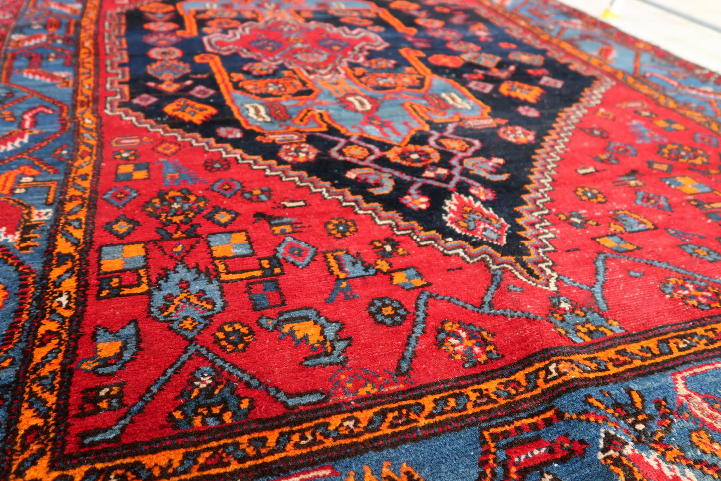 Tapis persan Hamadan vintage fait main 133 cm x 196 cm (4,3 pi x 6,4 pi) Années 1950 - 1C872