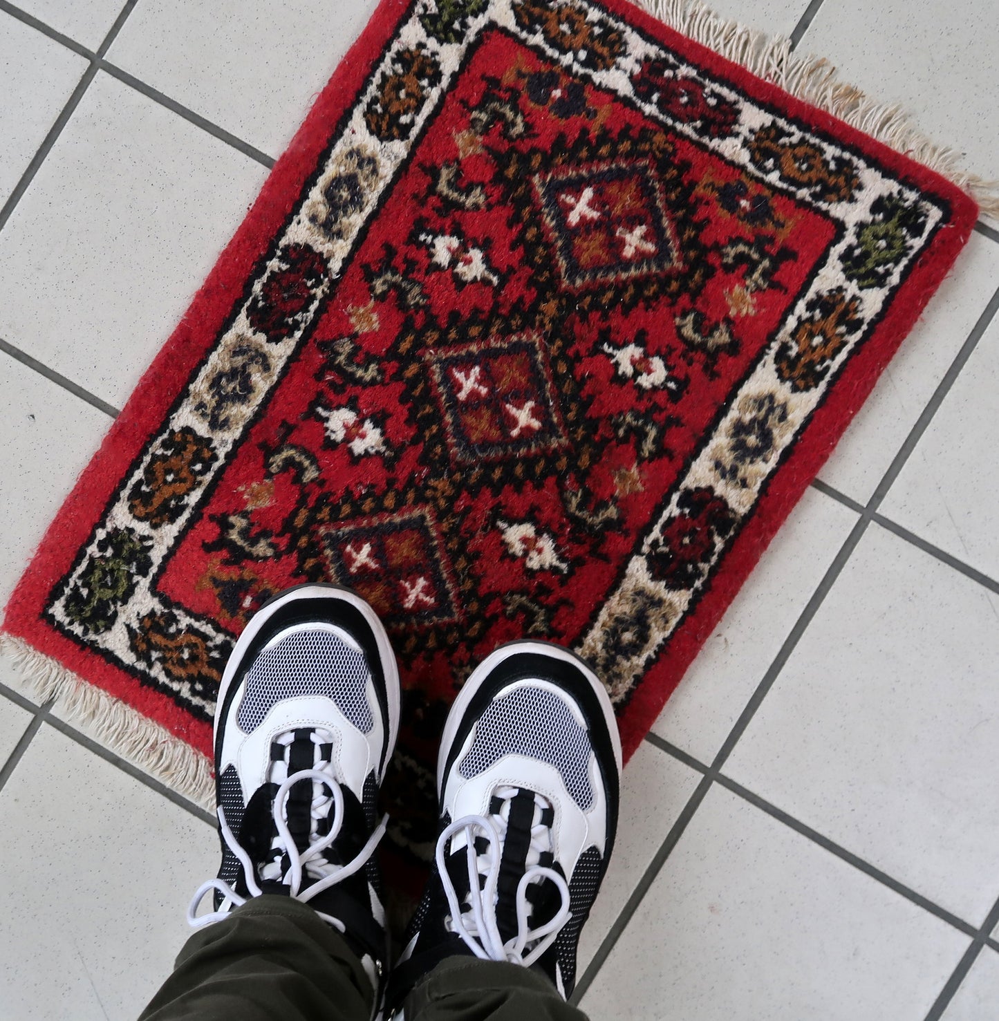Handmade vintage Middle Eastern rug in traditional medallion design. The rug has been made in wool in the end of 20th century. It is in original good condition.