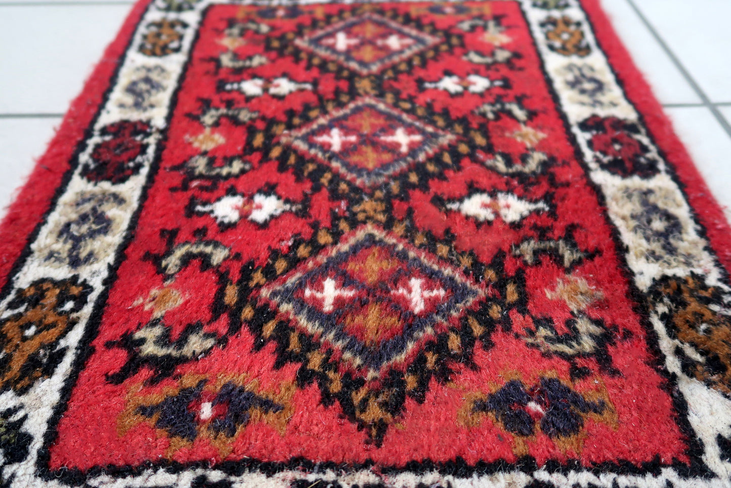 Handmade vintage Middle Eastern rug in traditional medallion design. The rug has been made in wool in the end of 20th century. It is in original good condition.