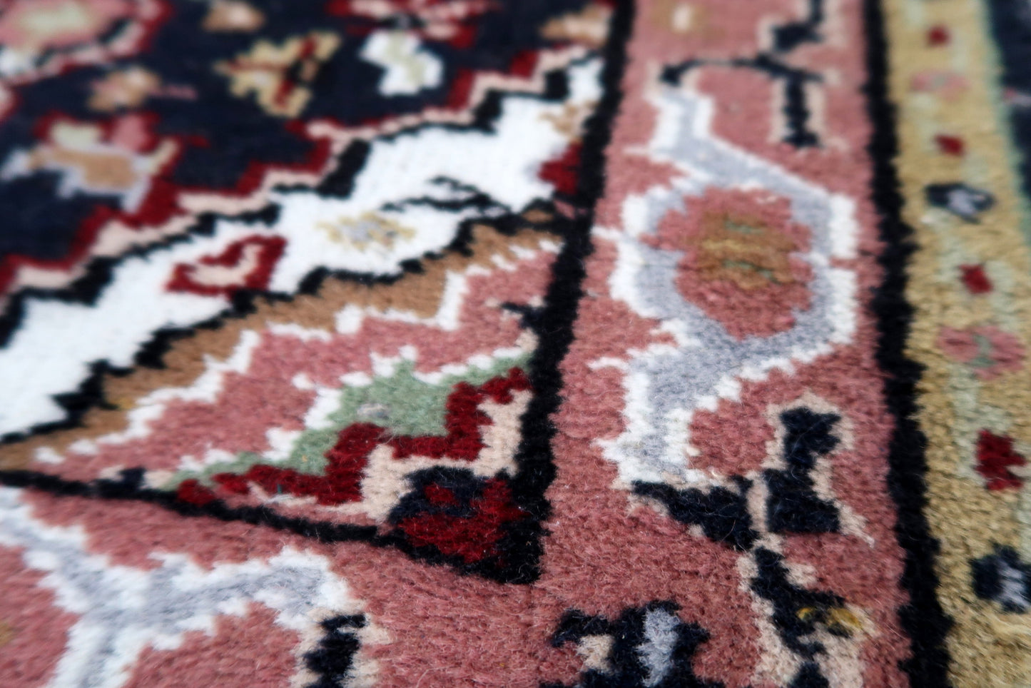 Handmade vintage Indo-Mahal mat in wool. The rug is from the end of 20th century in original condition, it has some low pile.