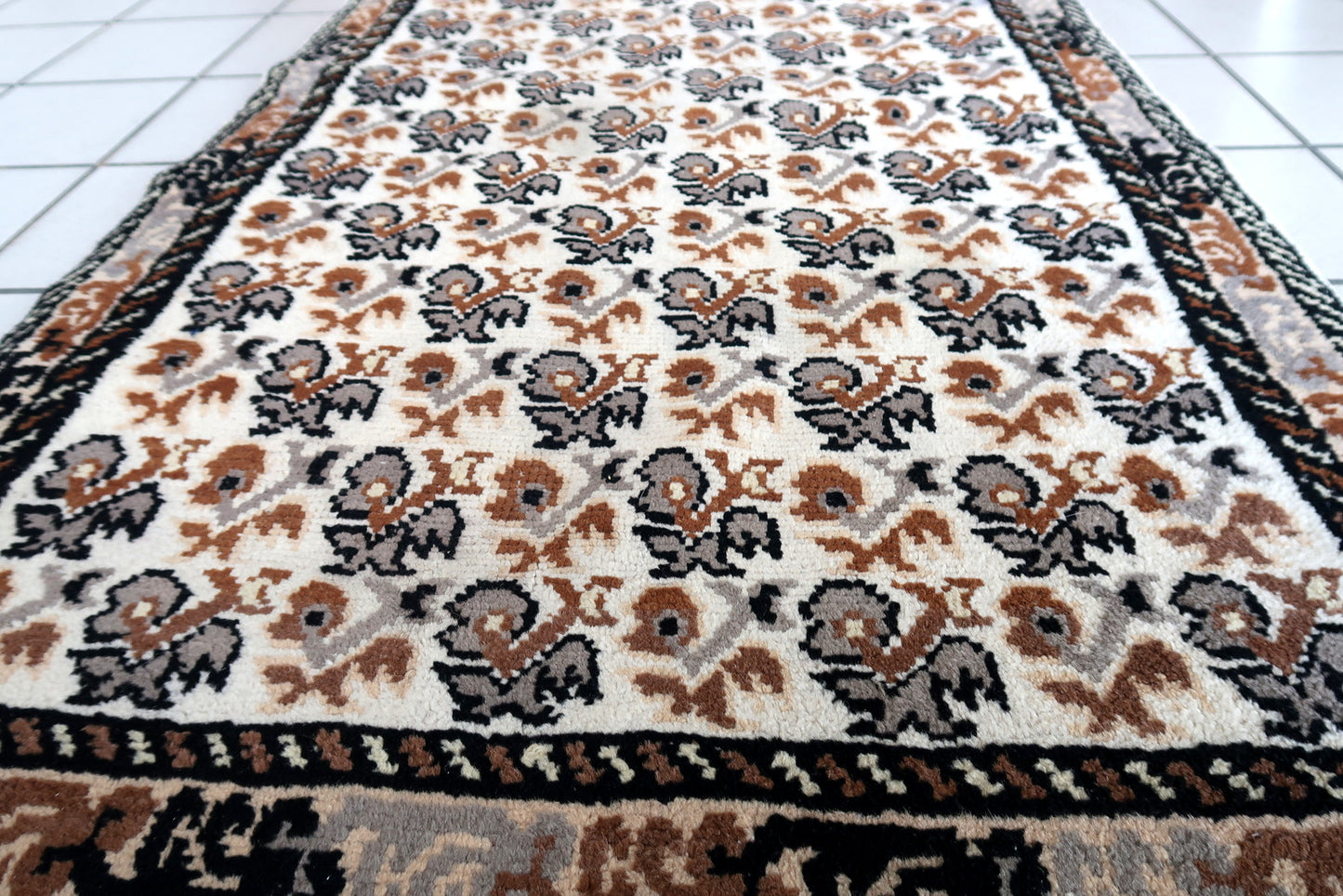 Vintage French Savonnerie rug in sky beige color. The rug has been made in wool in the end of 20th century. It is in original good condition.