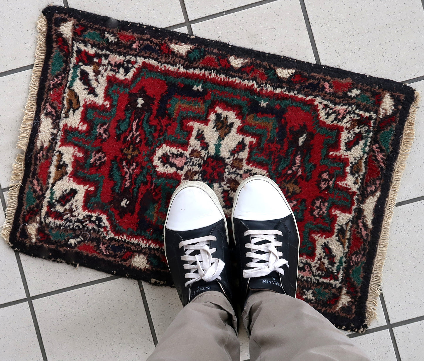 Handmade vintage Middle Eastern rug in traditional medallion design. The rug has been made in wool in the end of 20th century. It is in original good condition.