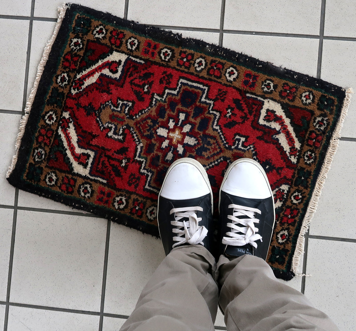 Handmade vintage Middle Eastern rug in traditional medallion design. The rug has been made in wool in the end of 20th century. It is in original good condition.