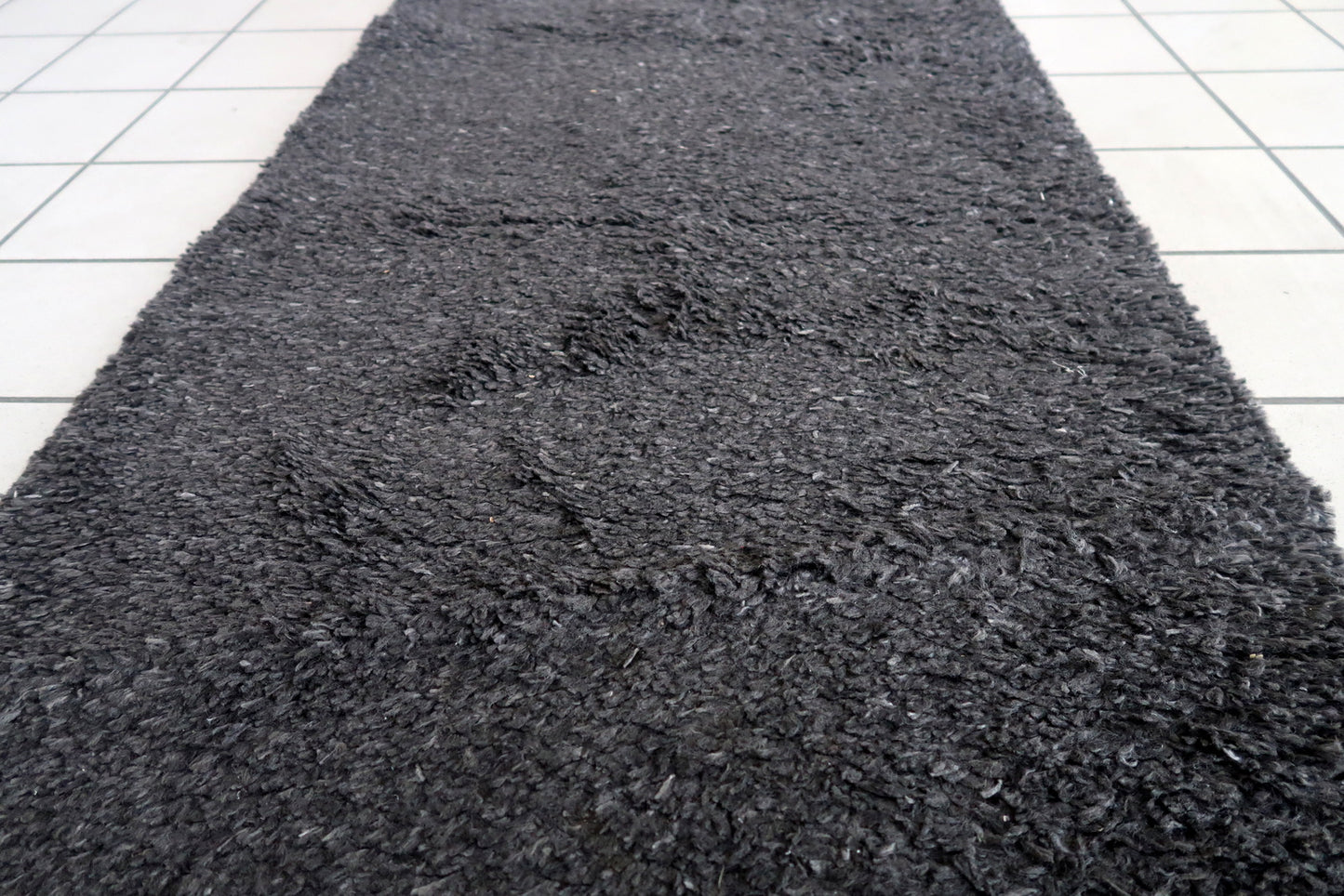 Vintage German Modern rug in grey shade. The rug has been made in the end of 20th century. It is in original good condition. The rug is machine made.
