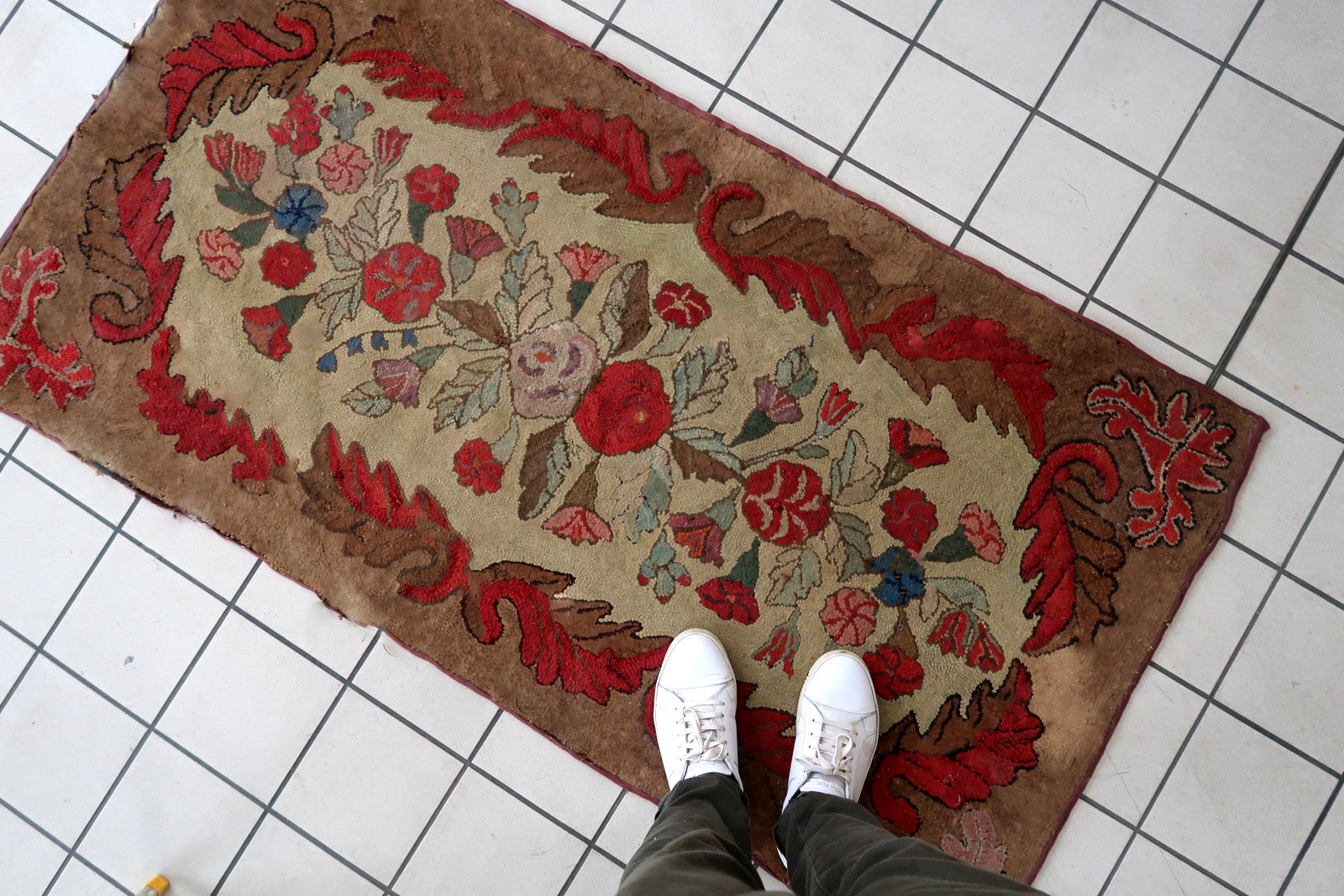 Handmade antique American Hooked rug in floral design. The rug is from the end of 19th century in good condition, the rug has old restorations.
