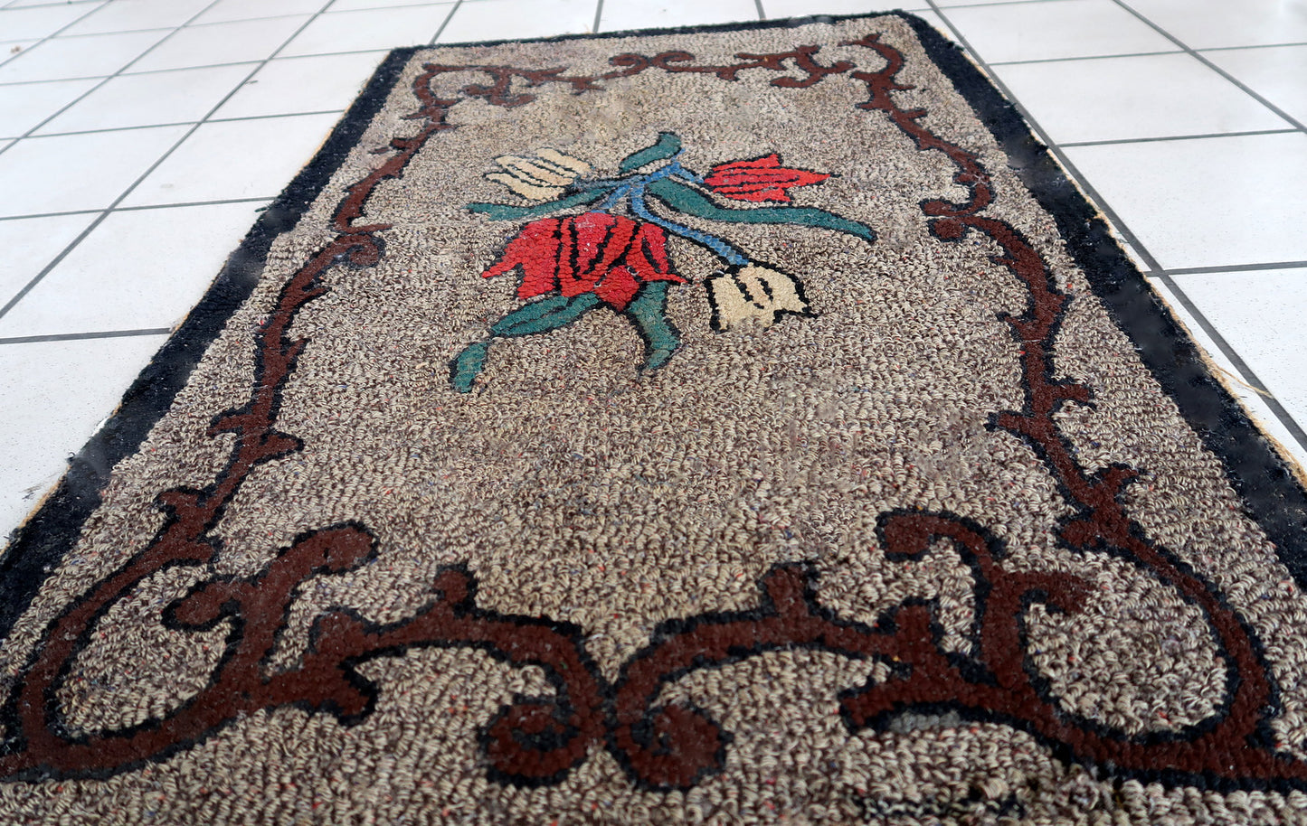 Handmade antique American Hooked rug in floral design. The rug is from the end of 19th century in good condition, the rug has old restorations.