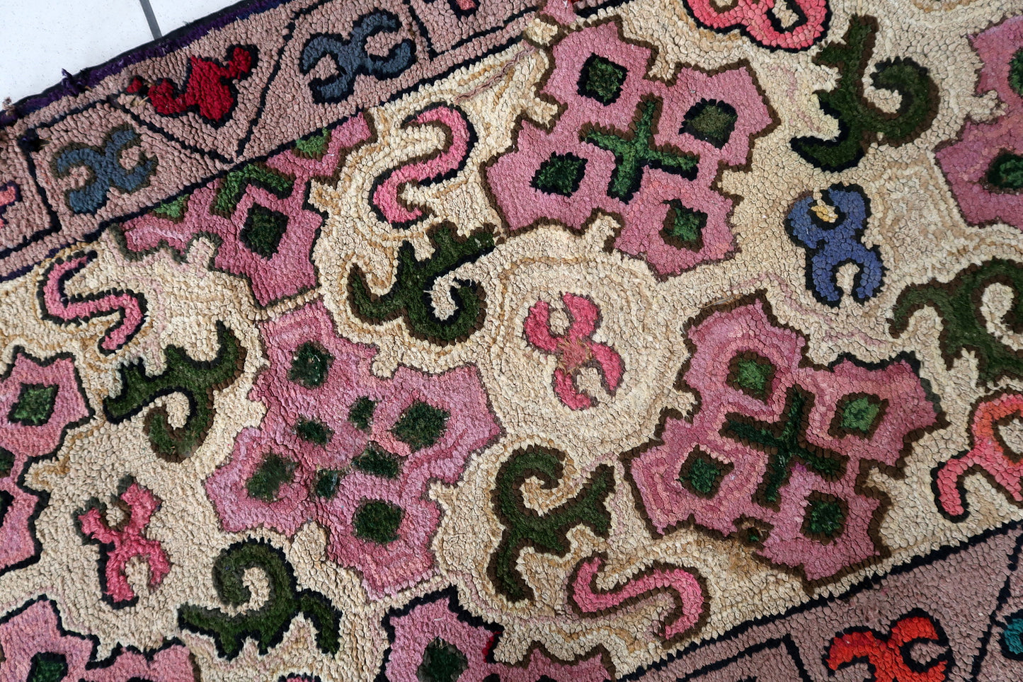 Handmade antique American Hooked rug in floral design. The rug is from the end of 19th century in good condition, the rug has old restorations.