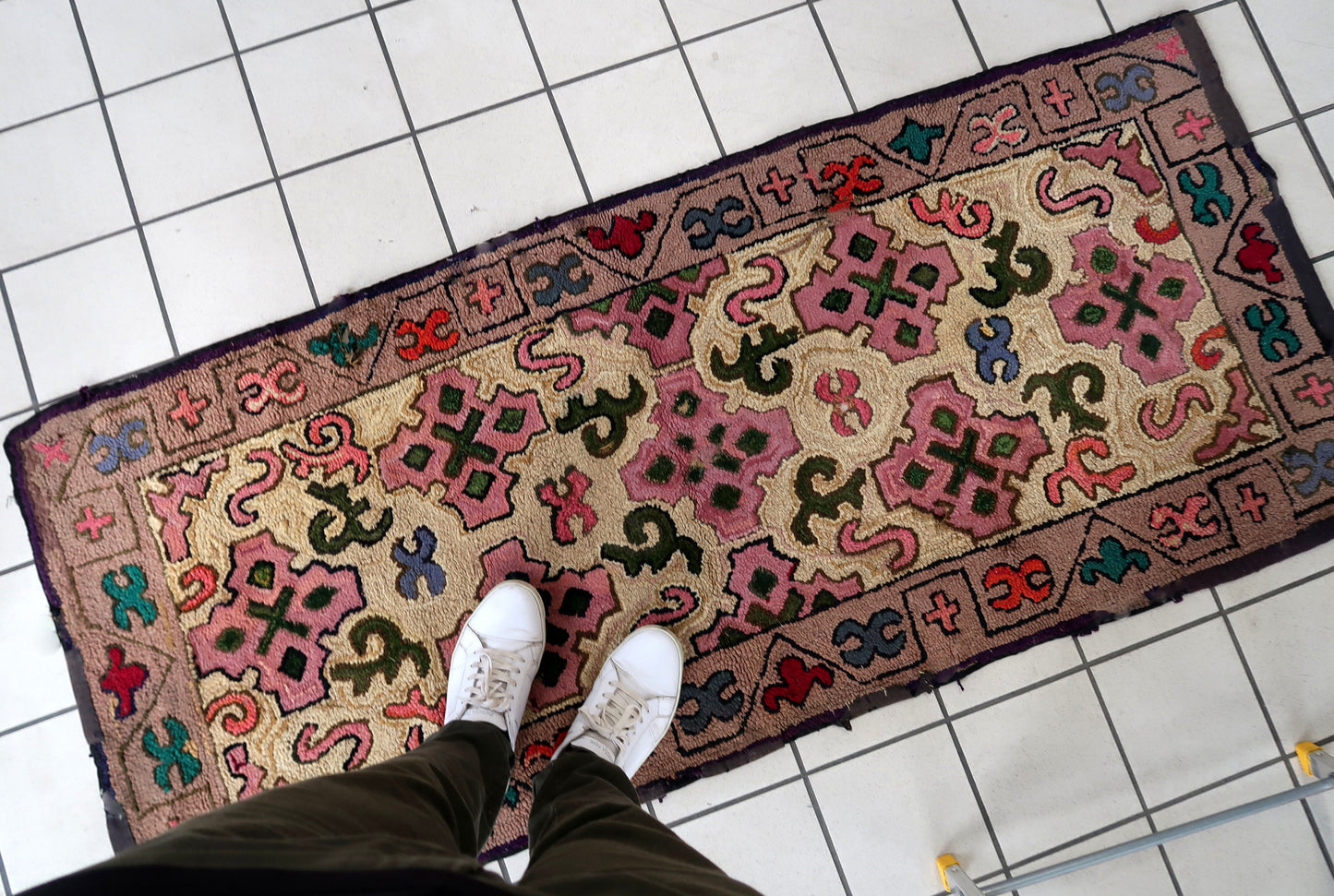 Handmade antique American Hooked rug in floral design. The rug is from the end of 19th century in good condition, the rug has old restorations.