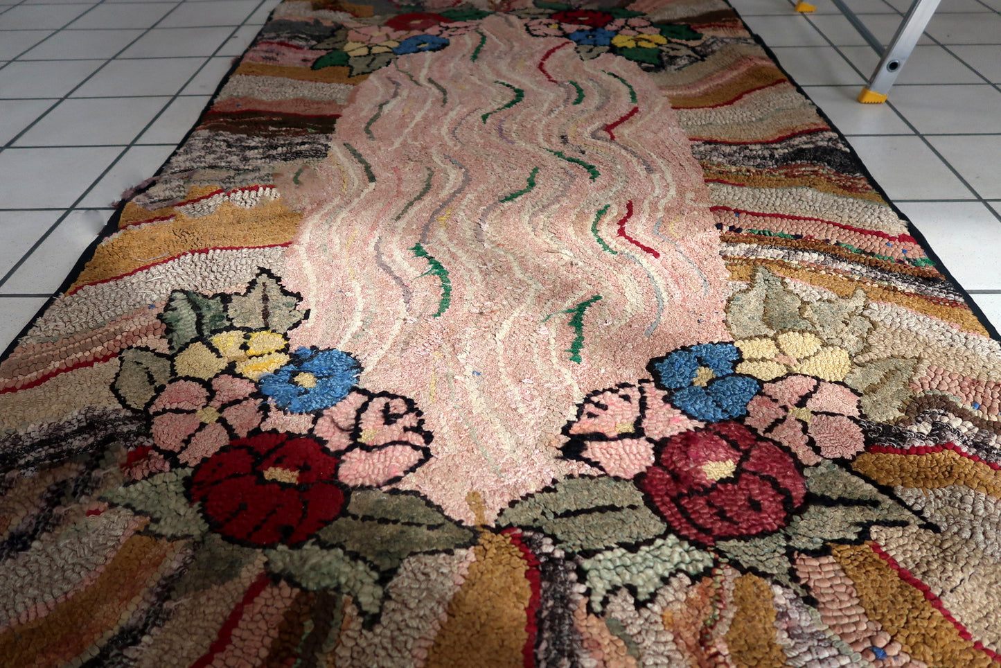 Handmade antique American Hooked rug in abstract design. The rug is from the end of 19th century. It is in good condition, has some old restorations.