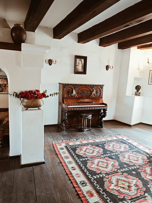 The Timeless Elegance of Antique Rugs in Modern Homes