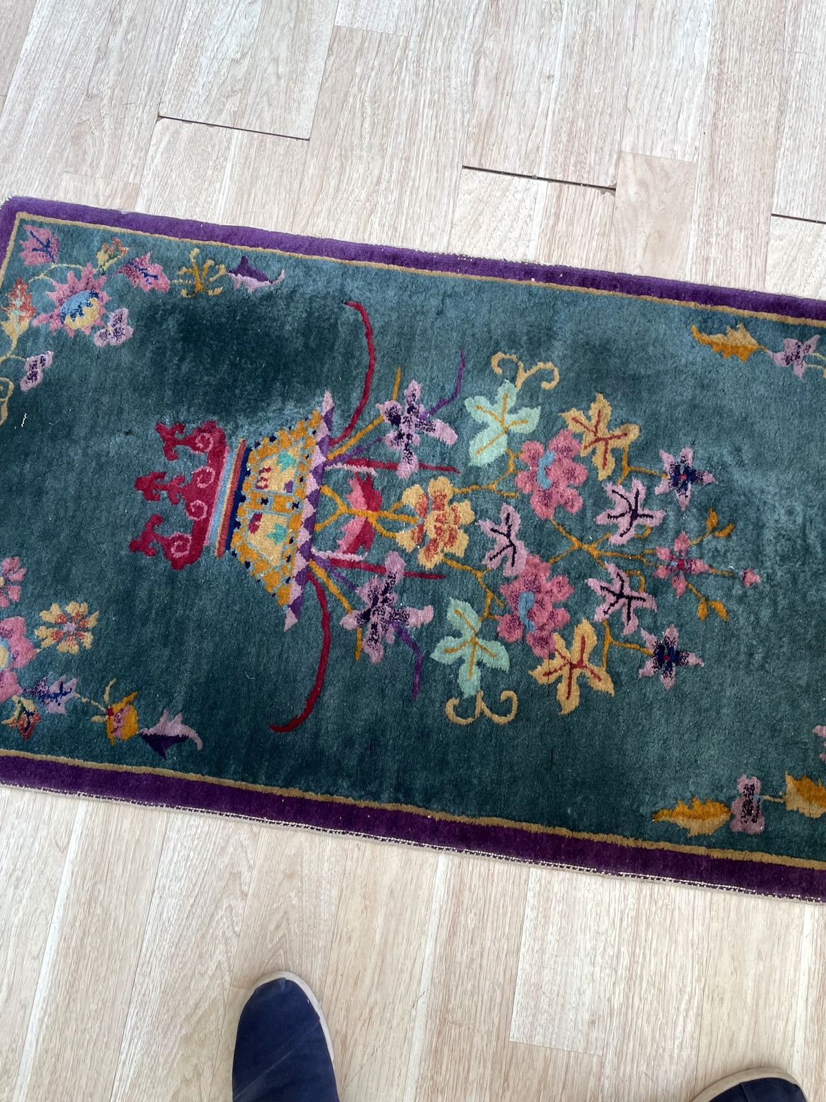 Angled view of the central basket and raspberry-coloured ribbons
