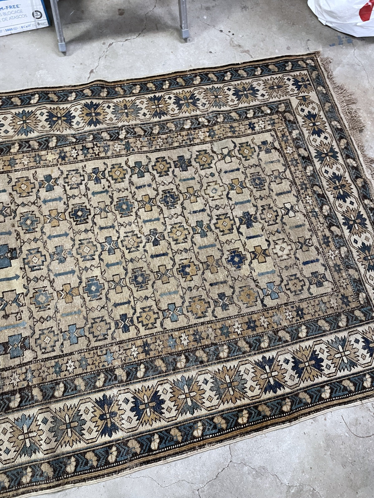 Repeating stepped rosettes linked by fine dark lattice lines