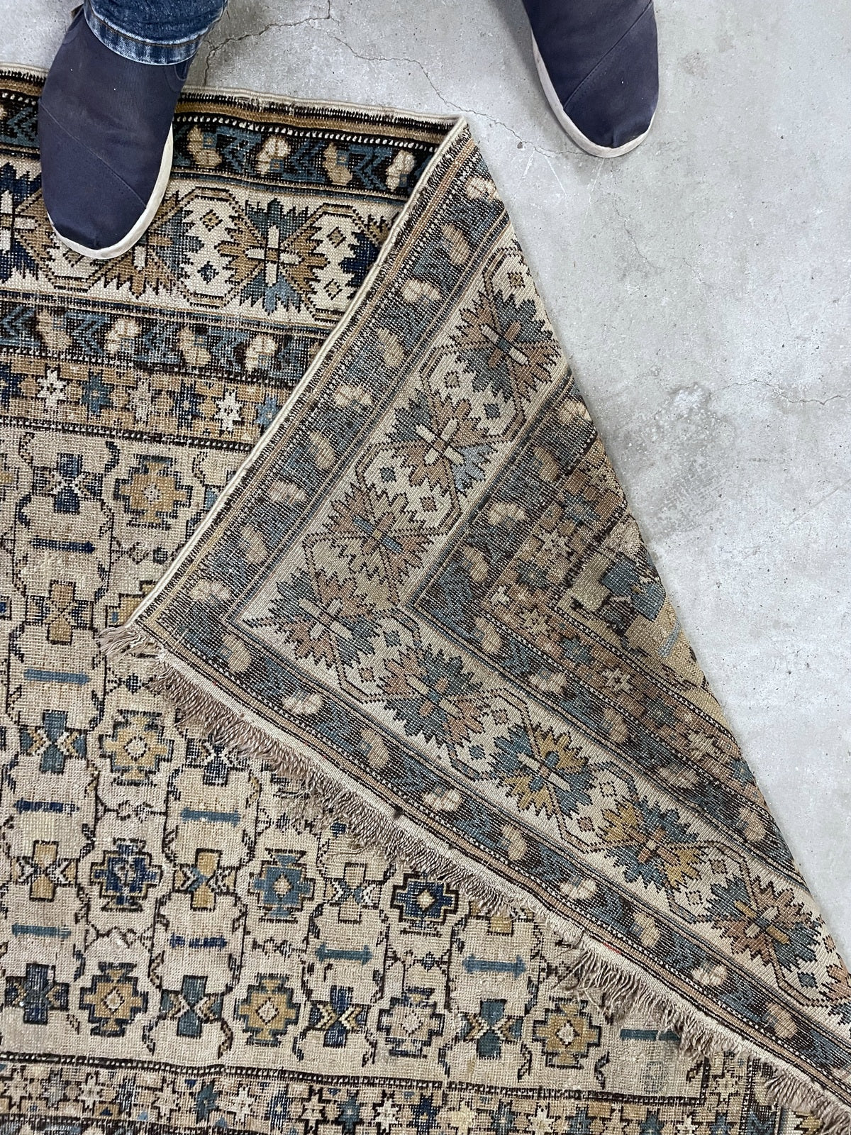 Ivory field with blue rosettes, angular ornaments and fine connecting lines