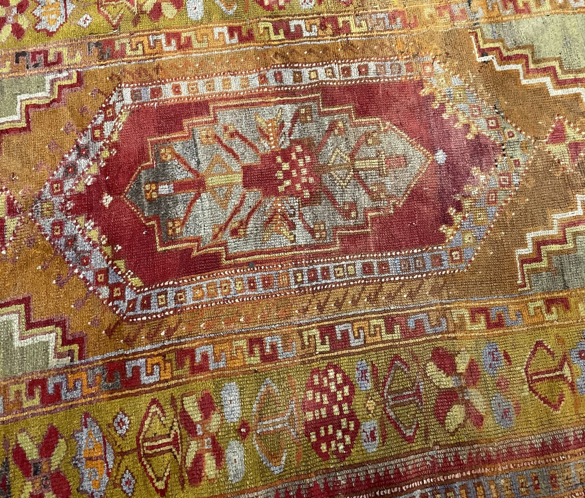 Full central composition with nested burgundy and ochre medallions