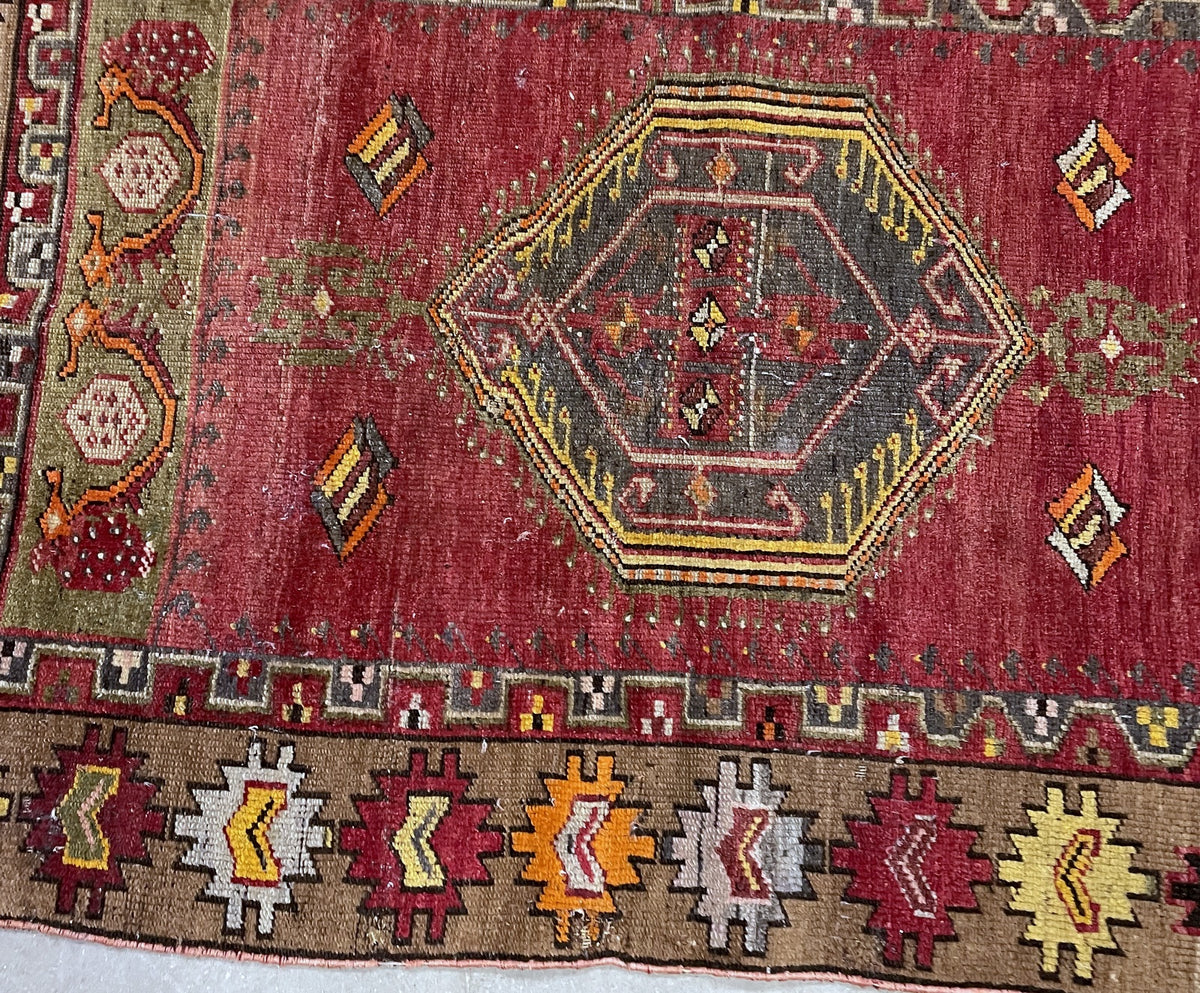Close-up of the central medallion, four diamonds and pale foundation points.