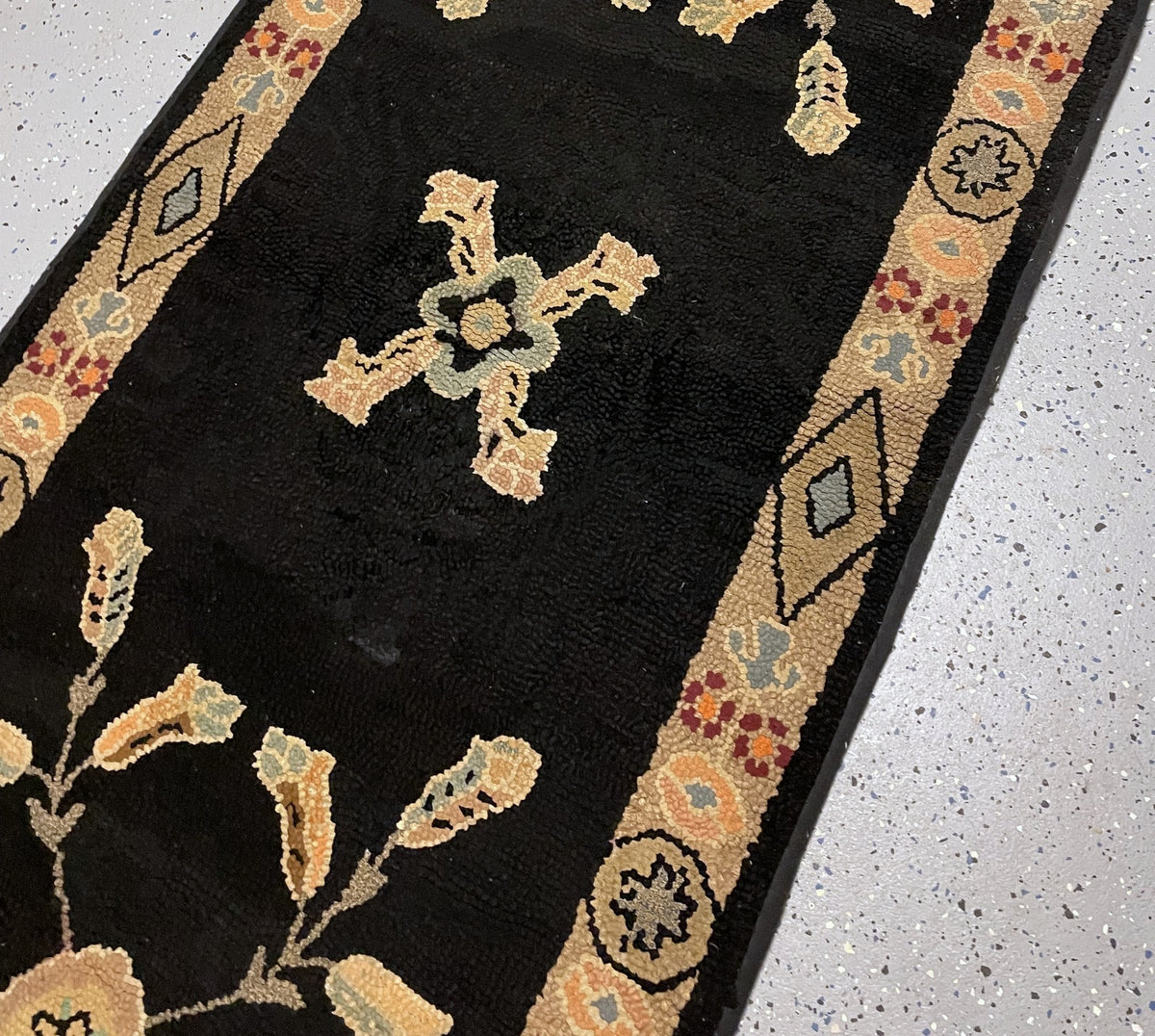 Central cross-shaped floral ornament between outlined diamonds and star-like border rosettes.
