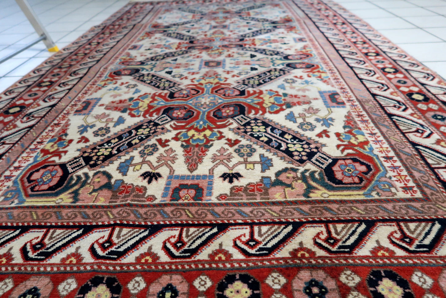 Detailed view showcasing the rug's size and dimensions (4.2' x 7.4' or 130cm x 228cm)