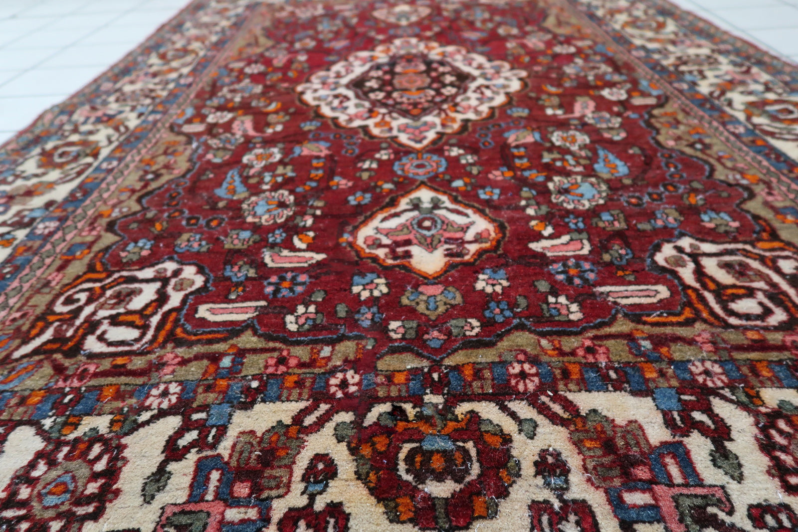 Persian-Style Mahal Carpet - Detailed Design
