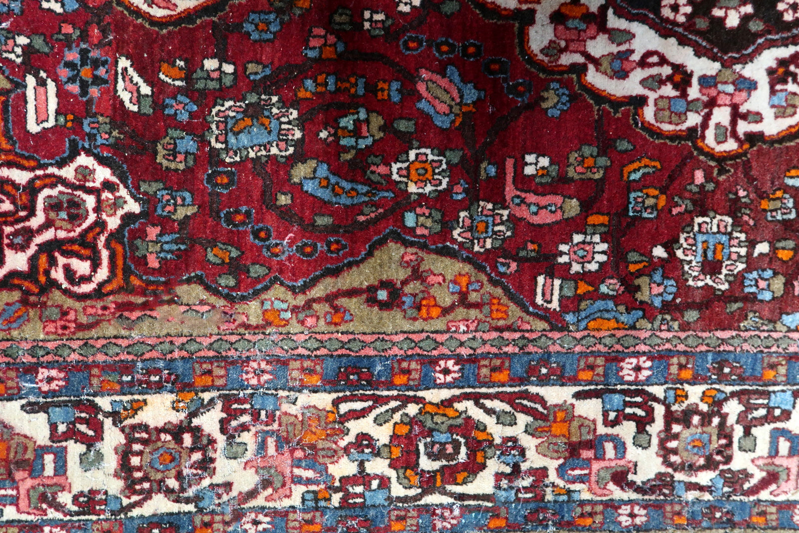 Handcrafted Mahal Rug - 1950s Craftsmanship