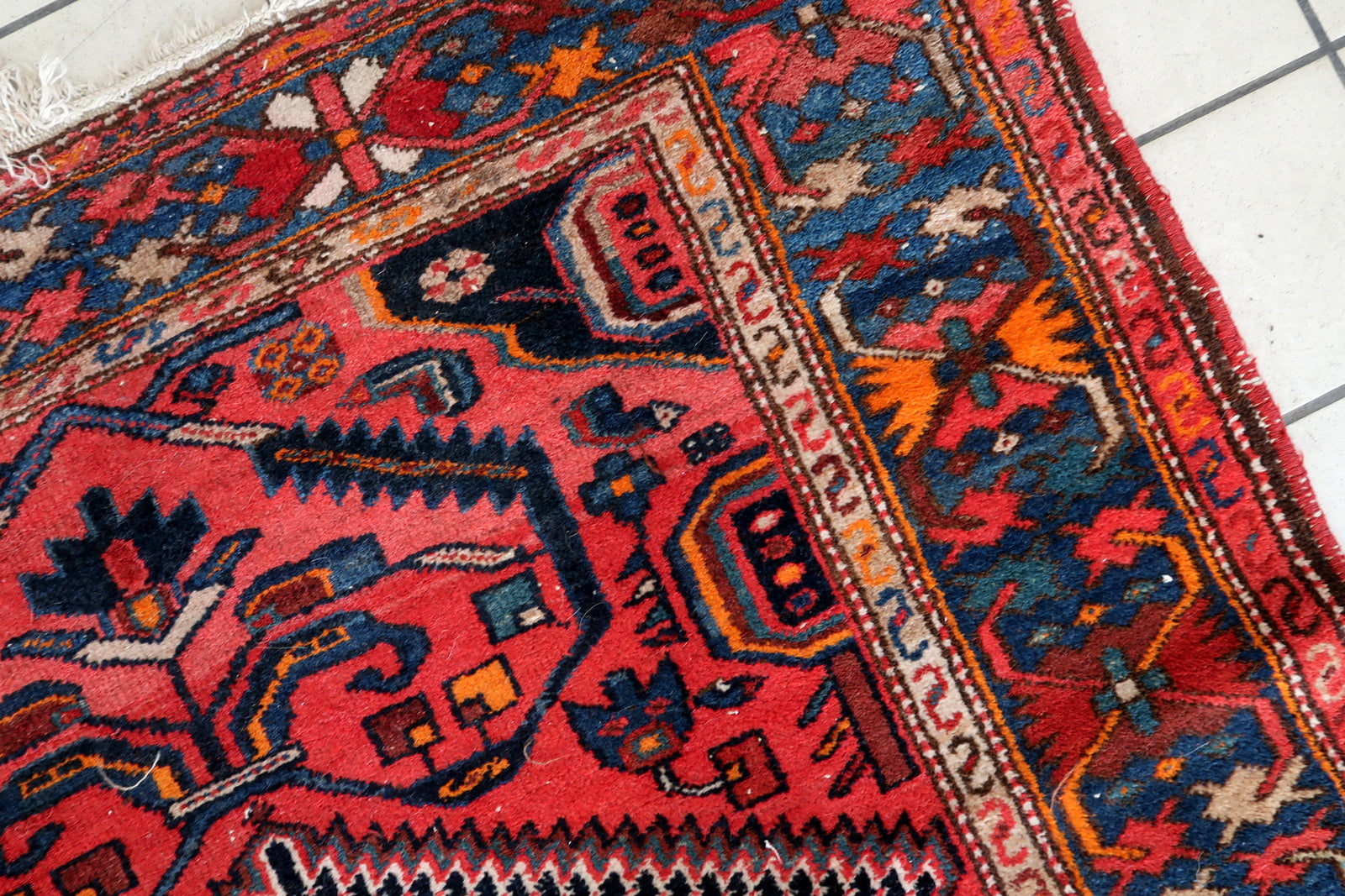 Rich Red Hues in the Persian Hamadan Rug - Timeless Elegance