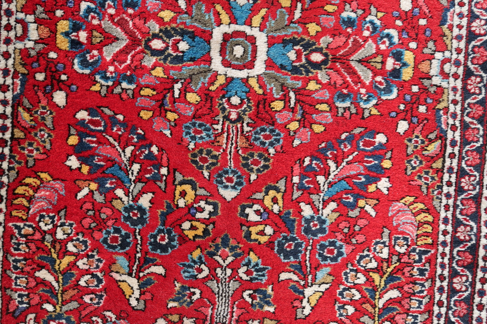 Wool material of the Sarouk rug.