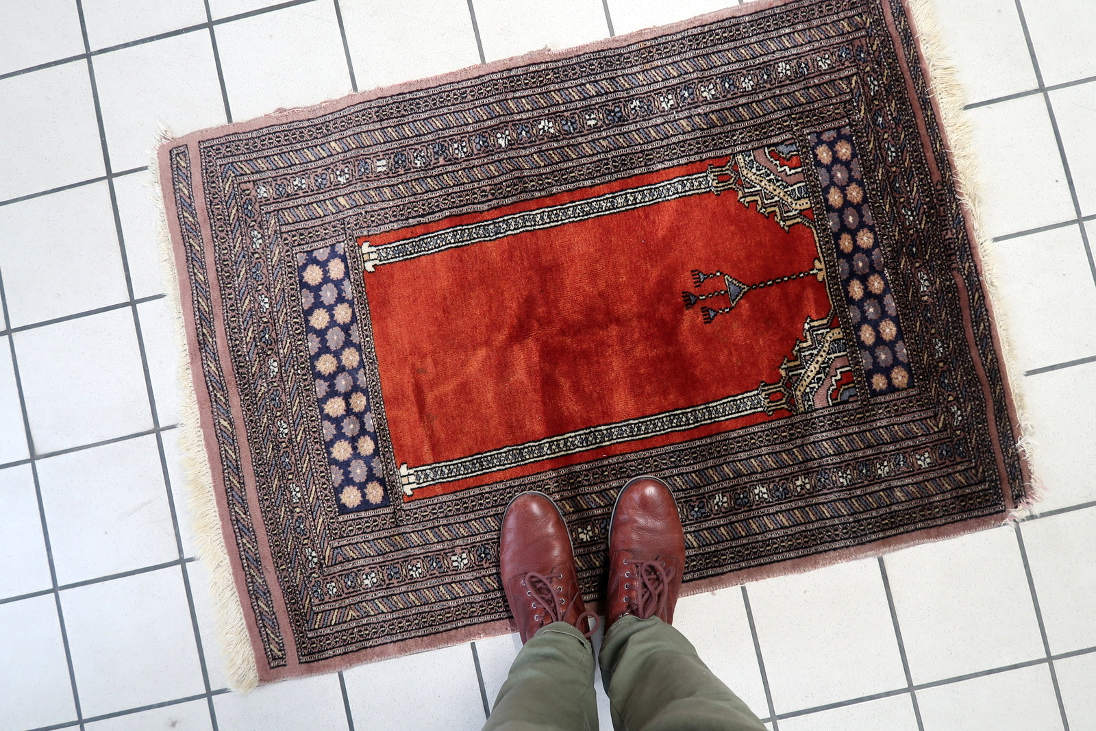 Front view of the handmade Pakistani Lahore prayer rug enhancing the ambiance of a prayer room