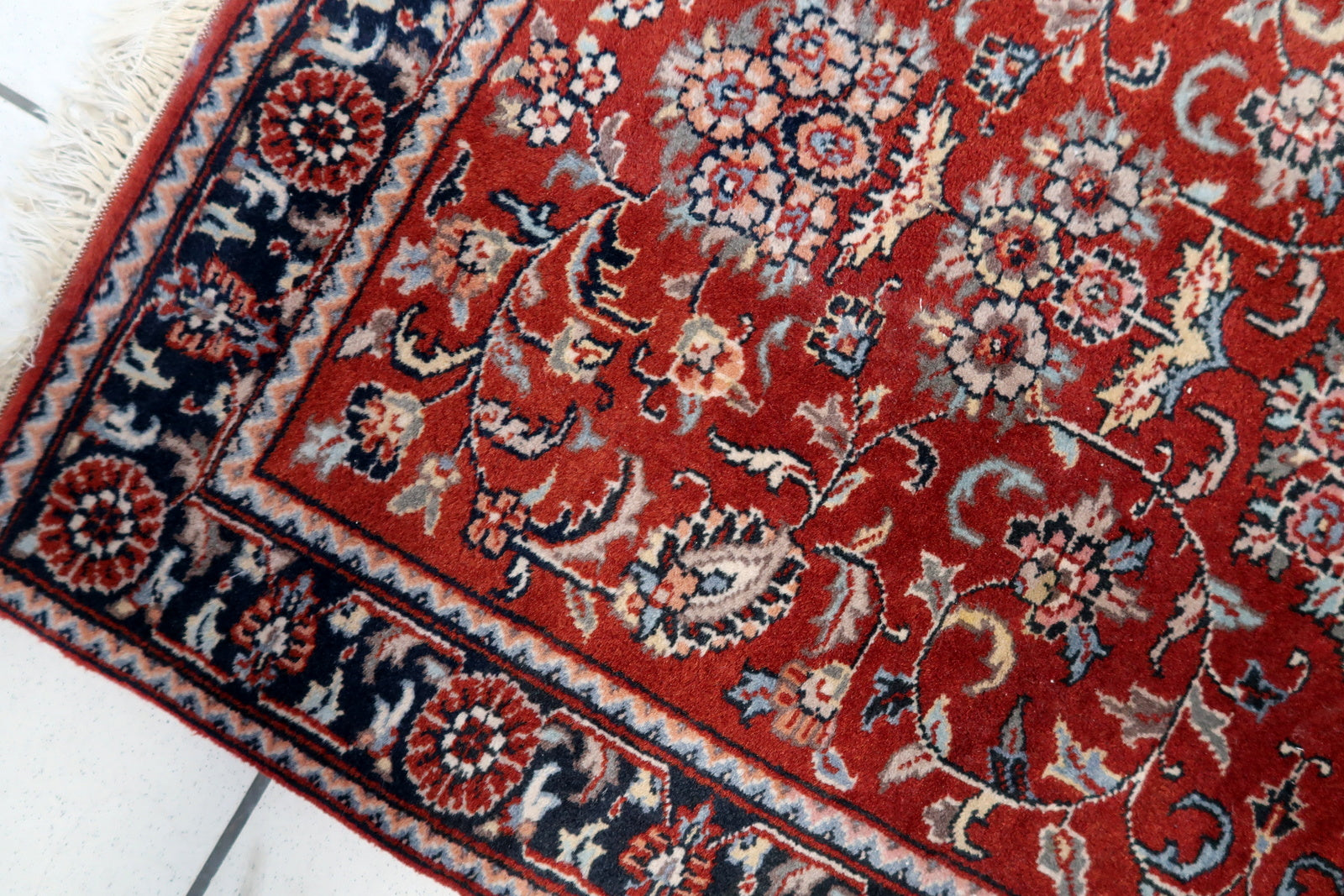 Detailed view of the multiple layers of borders surrounding the central area of the rug